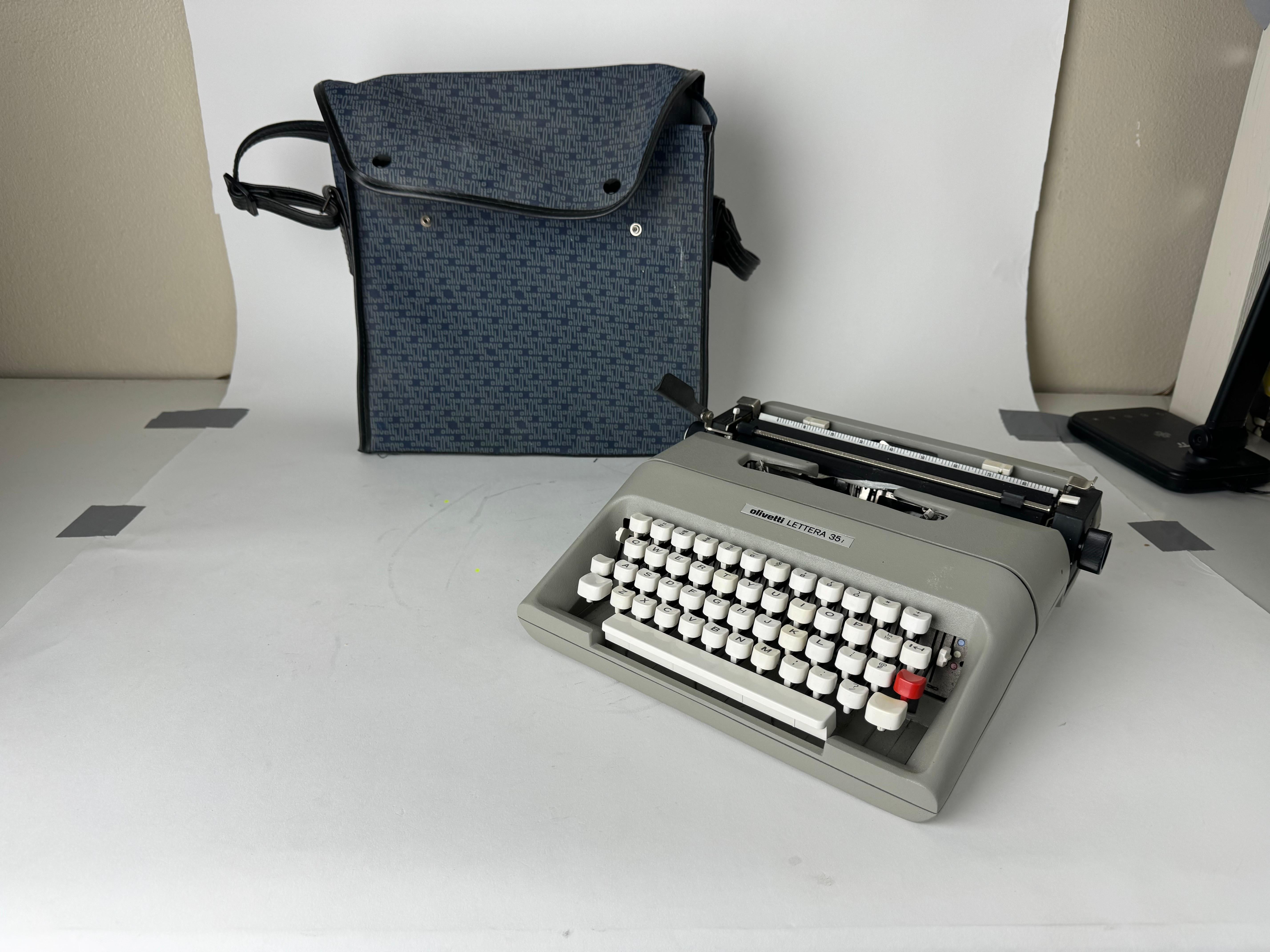 1970's Vintage Olivetti Lettera 35 Typewriter In Good Condition For Sale In San Carlos, CA