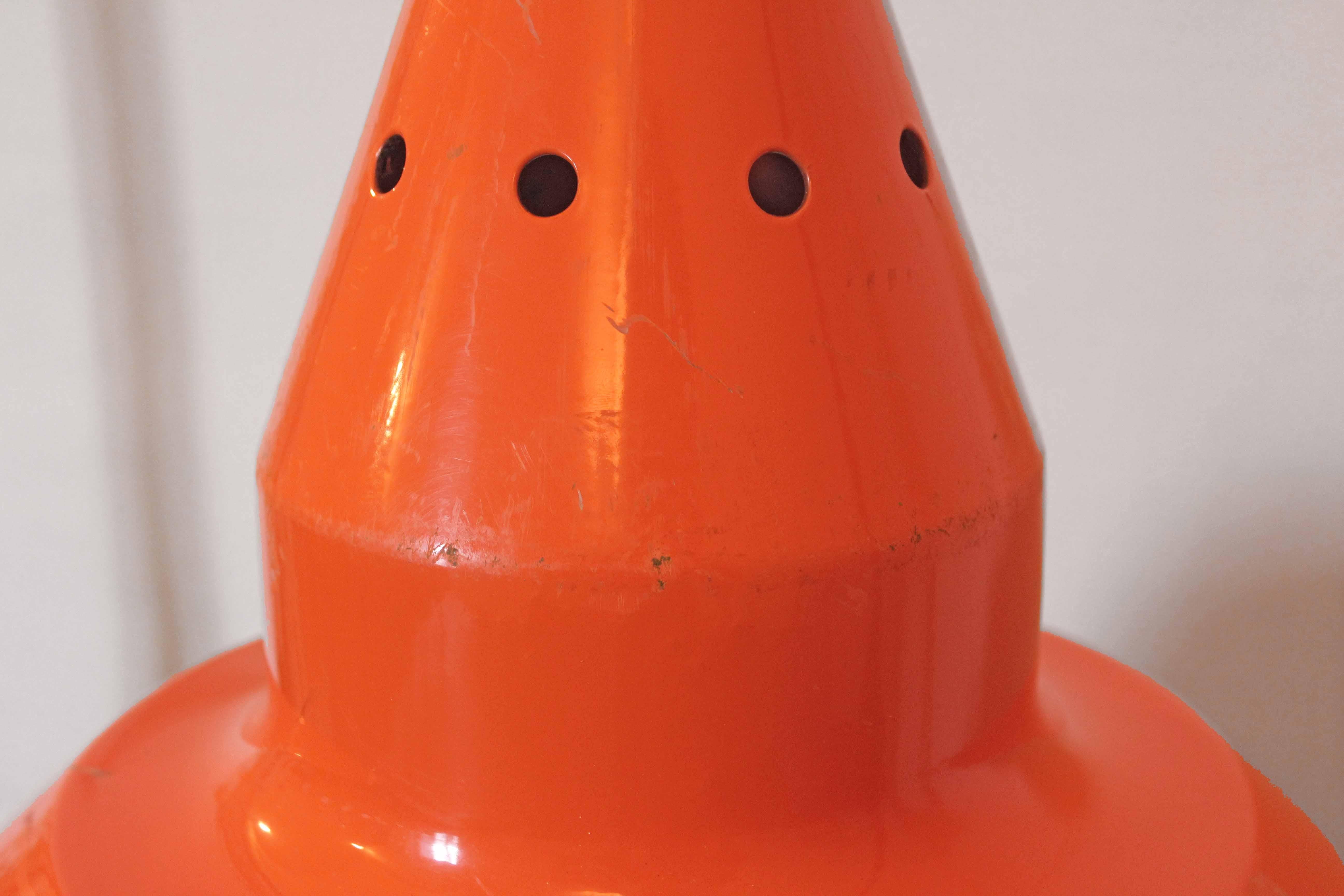 Lampe industrielle orange, Italie 1970.
Grand abat-jour industriel orange des années 1970. Design vintage. En très bonnes conditions avec seulement quelques signes du temps. 3 disponibles.