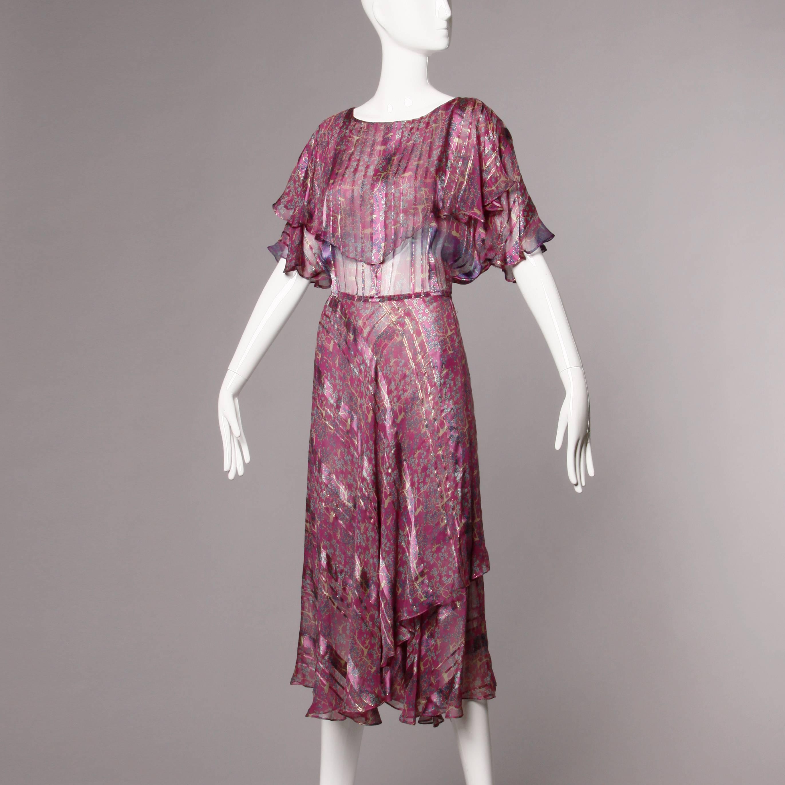 Vestido de seda flecado metalizado de los años 70 Vintage Paper Thin Marrón en venta