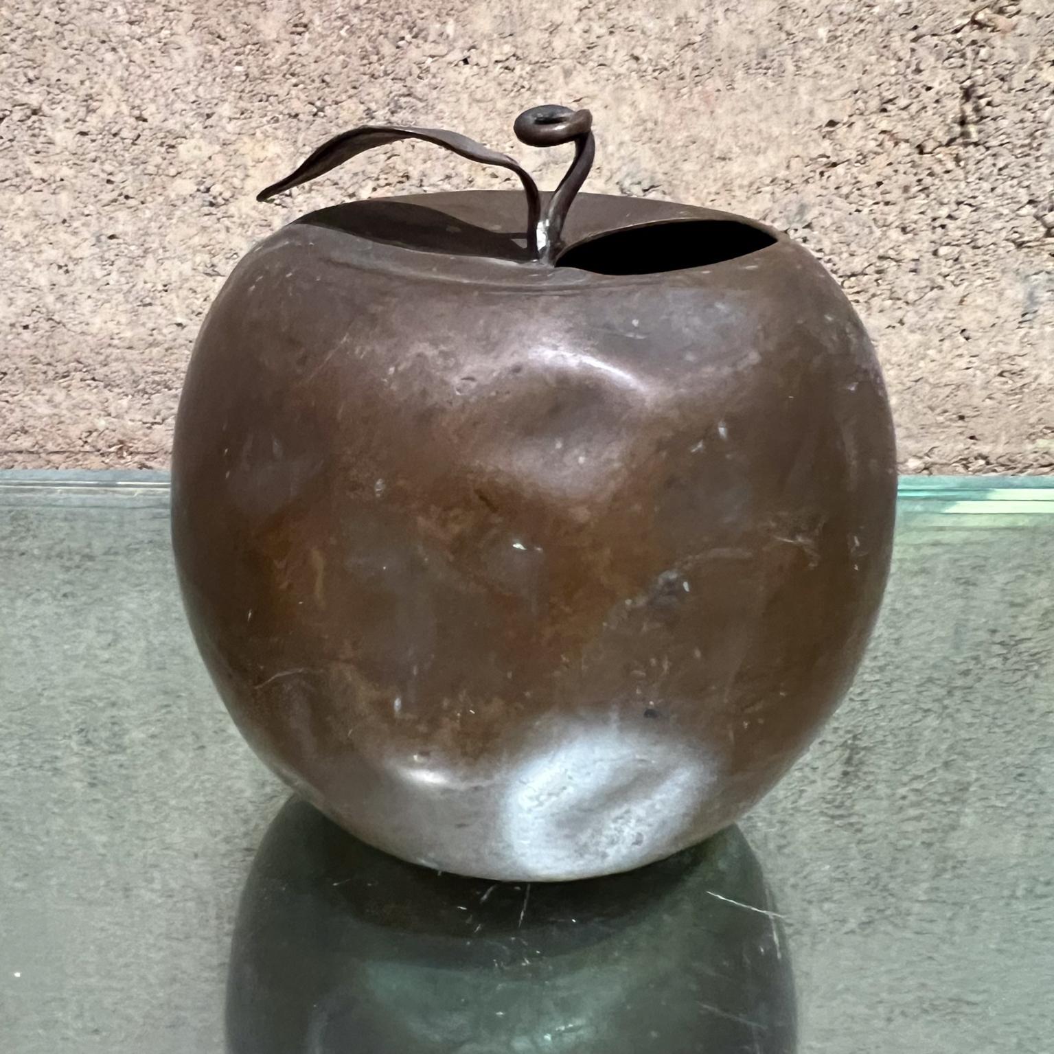 1970s Patinated Brass Apple decorative vintage vessel
3 h x 4 diameter
Stamped, hard to read Cuhema
Original fair vintage unrestored preowned condition.

Has patina dents, dings and scuffs.
Review all images.