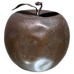 Pomme en laiton patiné vintage des années 1970