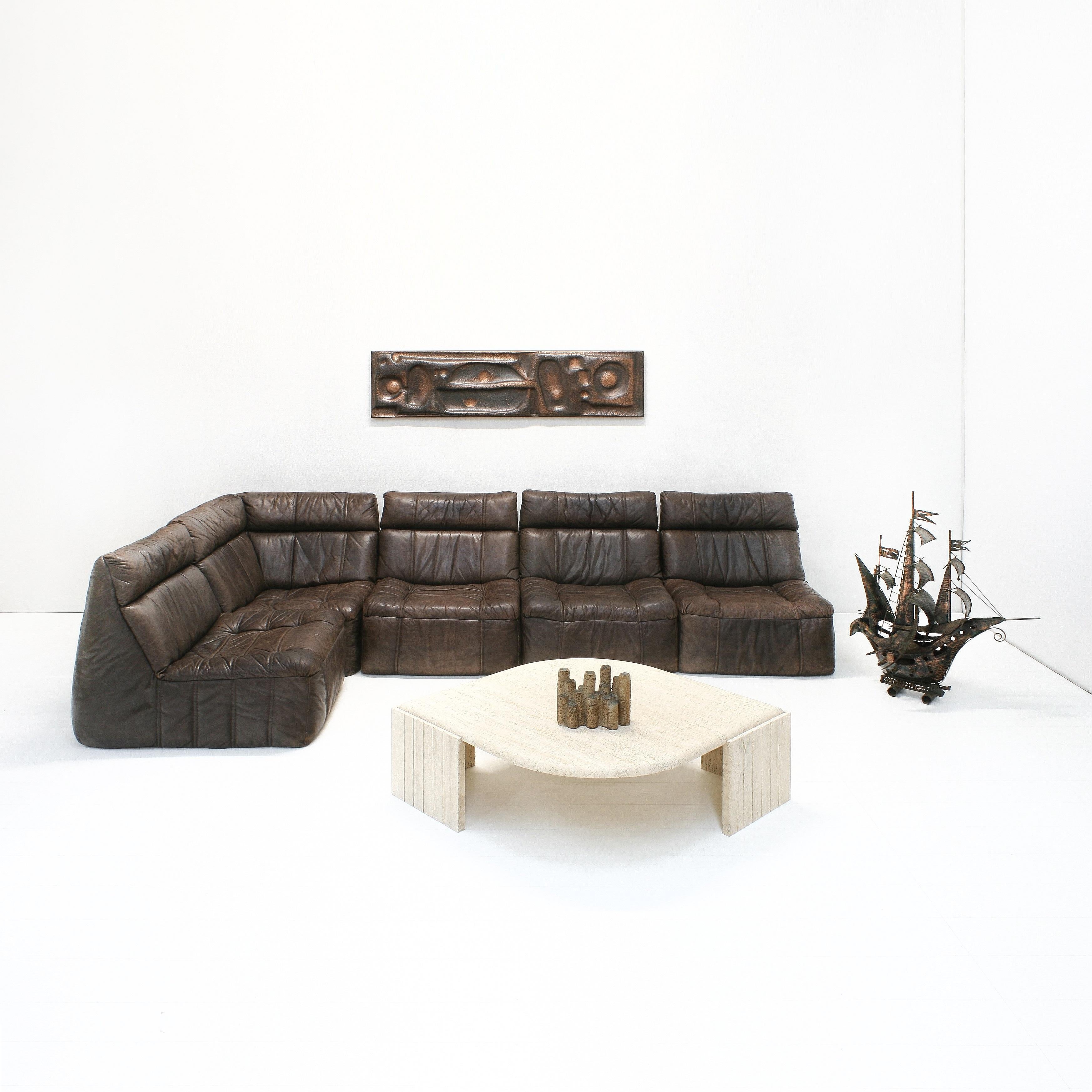 This all-foam sectional sofa, covered in lovely patinated leather exists of 4 straight elements (90 x 70cm) and 1 corner element (90 x 90cm).