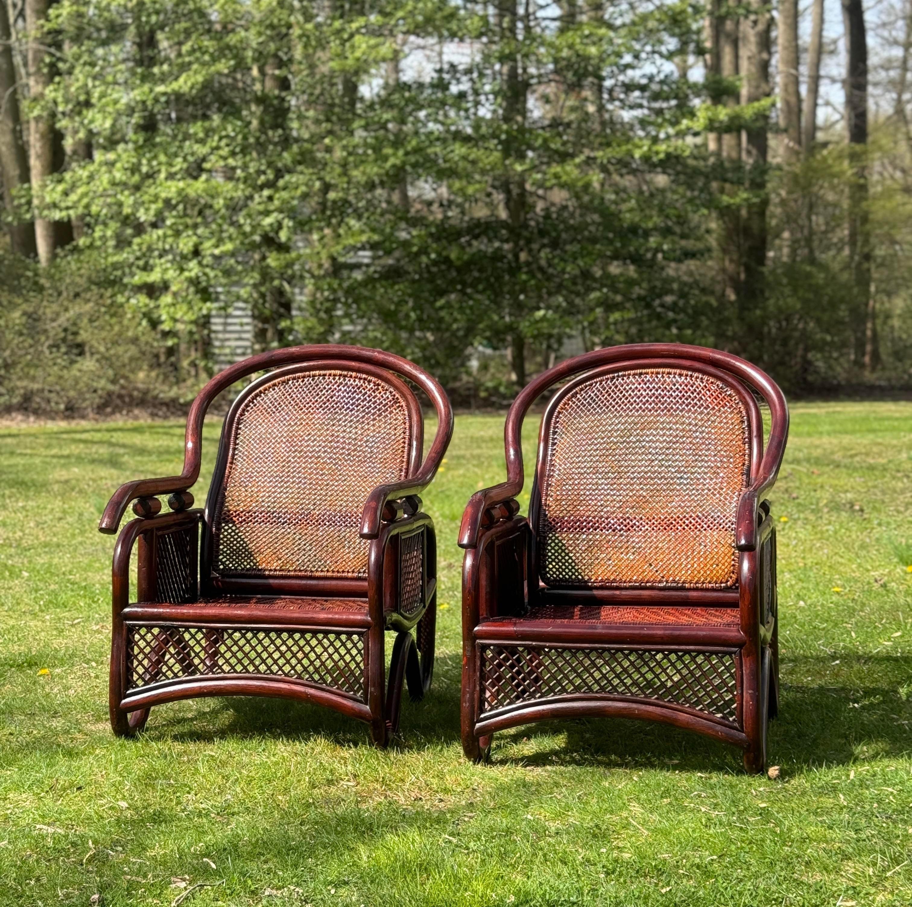 Paire de fauteuils sculpturaux uniques en bambou, avec assise et dossier en rotin. Ils sont parfaits avec ou sans coussins. Parfait pour l'intérieur ou le patio. 