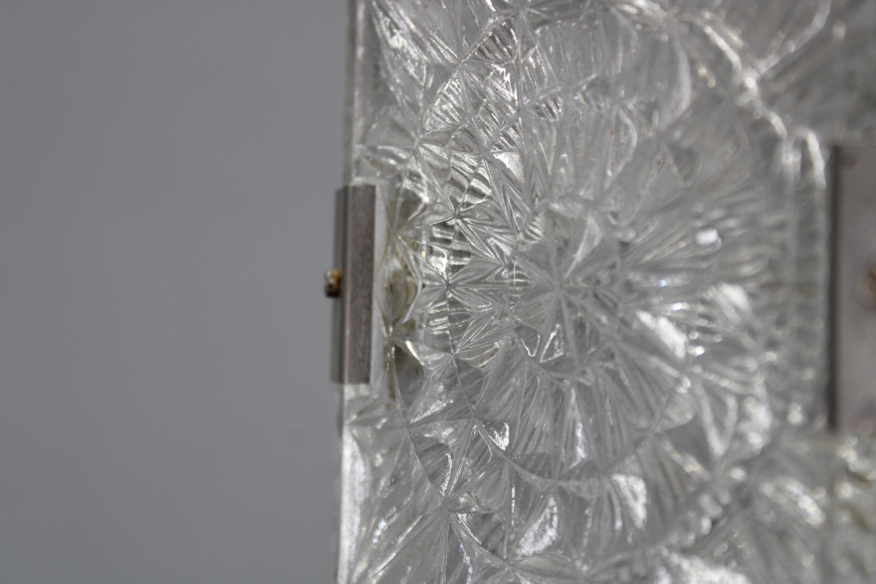 Vintage-Anhänger aus den 1970er Jahren von Kamenicky Senov, hergestellt in der ehemaligen Tschechoslowakei.
Hergestellt aus Chrom und Glas.
Aufpoliert, gereinigt, mit leichten Gebrauchsspuren.
Vollständig funktionsfähig (neue Kabel).