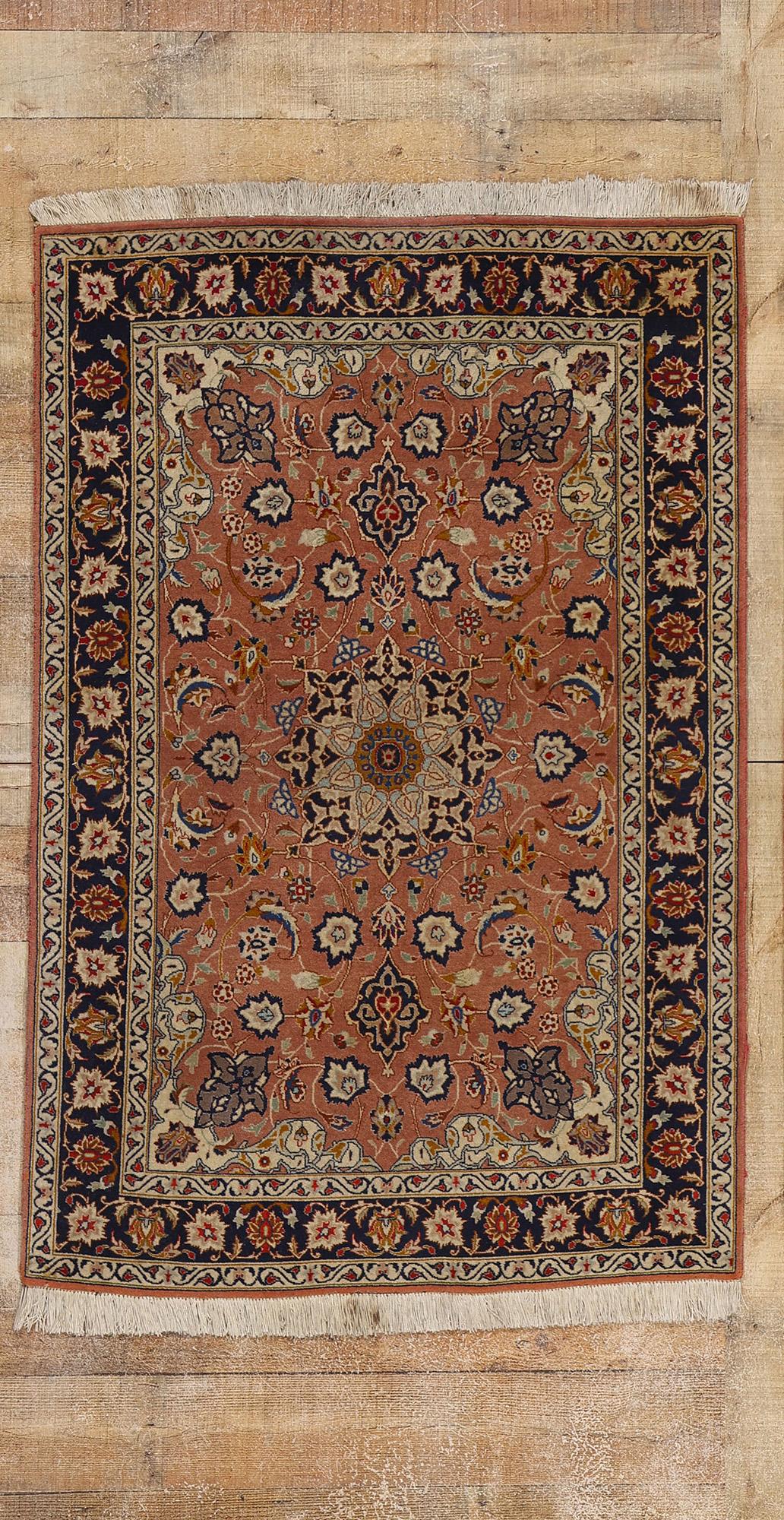 Tapis persan Tabriz des années 1970, l'Elegance Timeless rencontre la Richesse Historique en vente 2