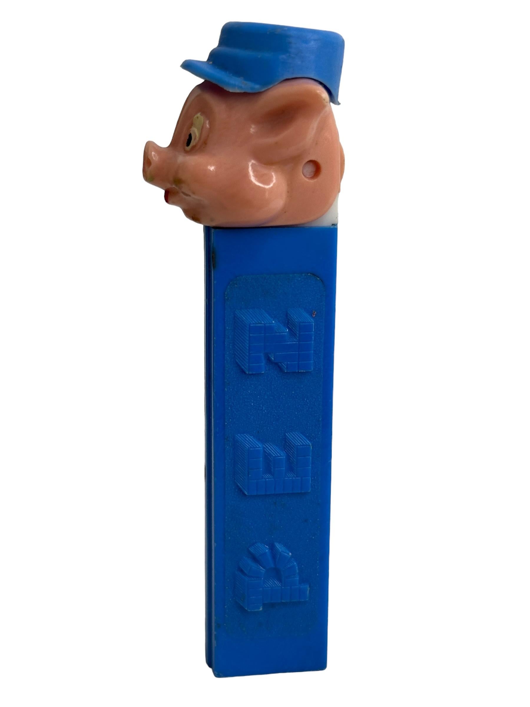 Superbe distributeur PEZ Pop Art en provenance d'Autriche. Fabriqué en plastique dans les années 1970. Marqué made in Austria et US Pat. 2.620.061. Il s'agit d'un distributeur No Feet. Trouvé lors d'une vente immobilière à Vienne en Autriche. Une