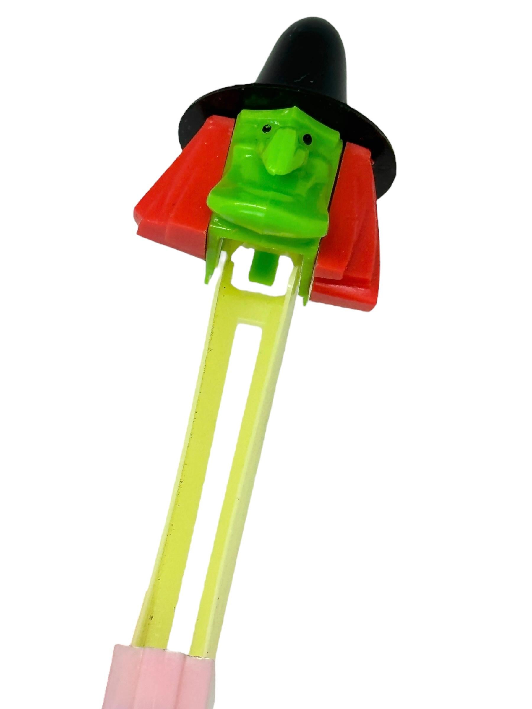 1970s Vintage Pez Witch Candy Dispenser U.S, Pat. 2.620.061 No Feet For Sale 7