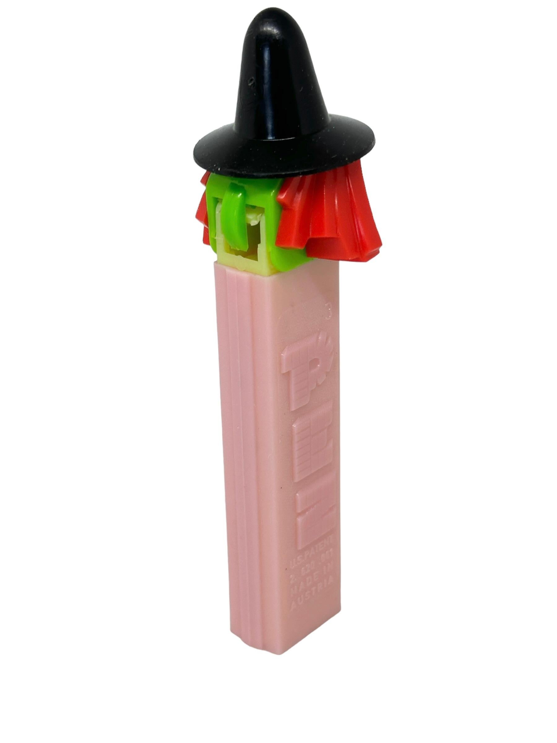 1970s Vintage Pez Witch Candy Dispenser U.S, Pat. 2.620.061 No Feet In Good Condition For Sale In Nuernberg, DE