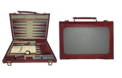 Gioco da backgammon vintage degli anni '70 di Pierre Cardin, in similpelle bordeaux e grigia, con valigetta