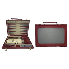 Gioco da backgammon vintage degli anni '70 di Pierre Cardin, in similpelle bordeaux e grigia, con valigetta