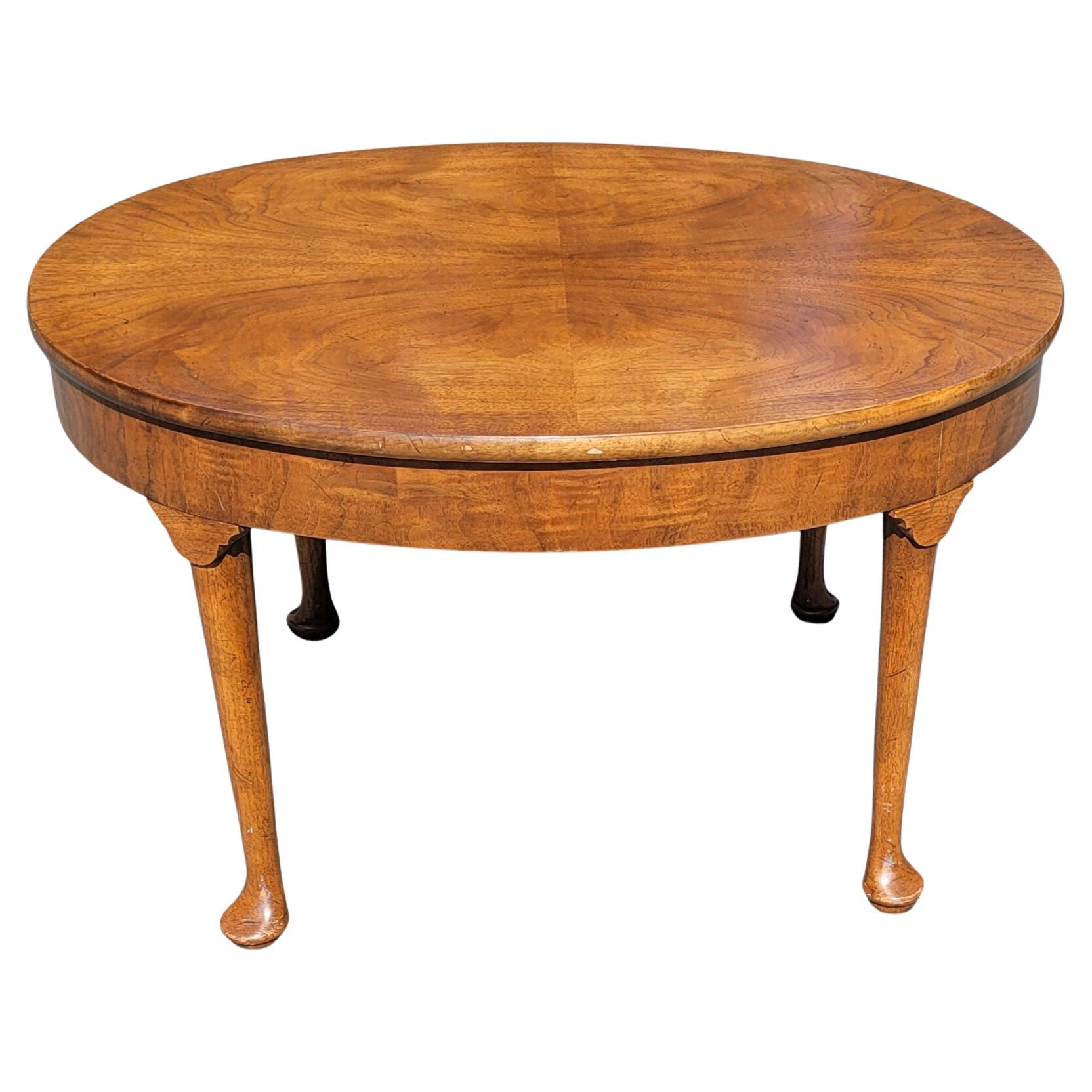 Ovaler ausziehbarer Couchtisch aus Nussbaumholz mit ausziehbaren Tabletts, Queen Anne, 1970er Jahre (amerikanisch) im Angebot
