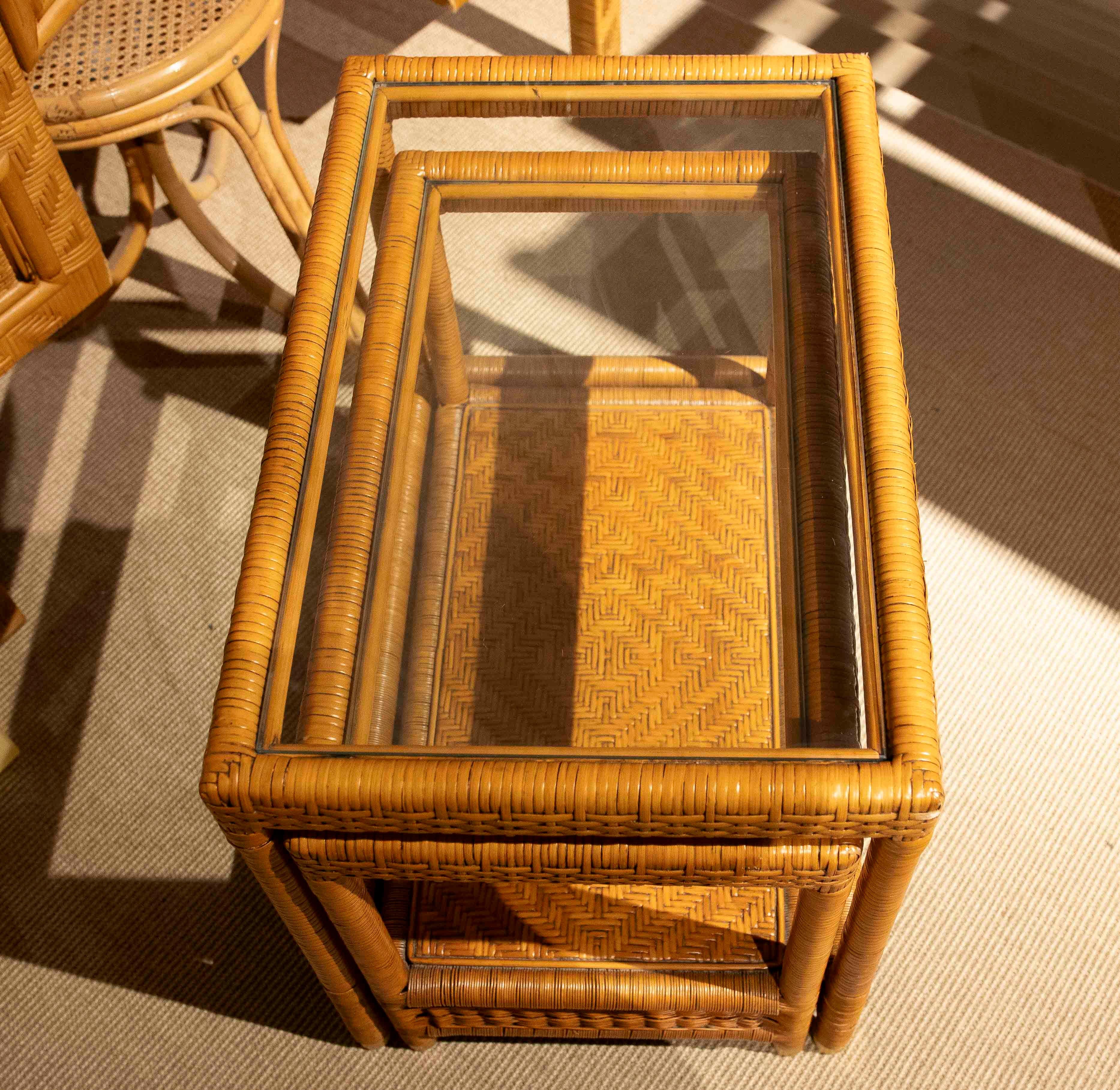 Tables gigognes en rotin et verre vintage des années 1970 en vente 5