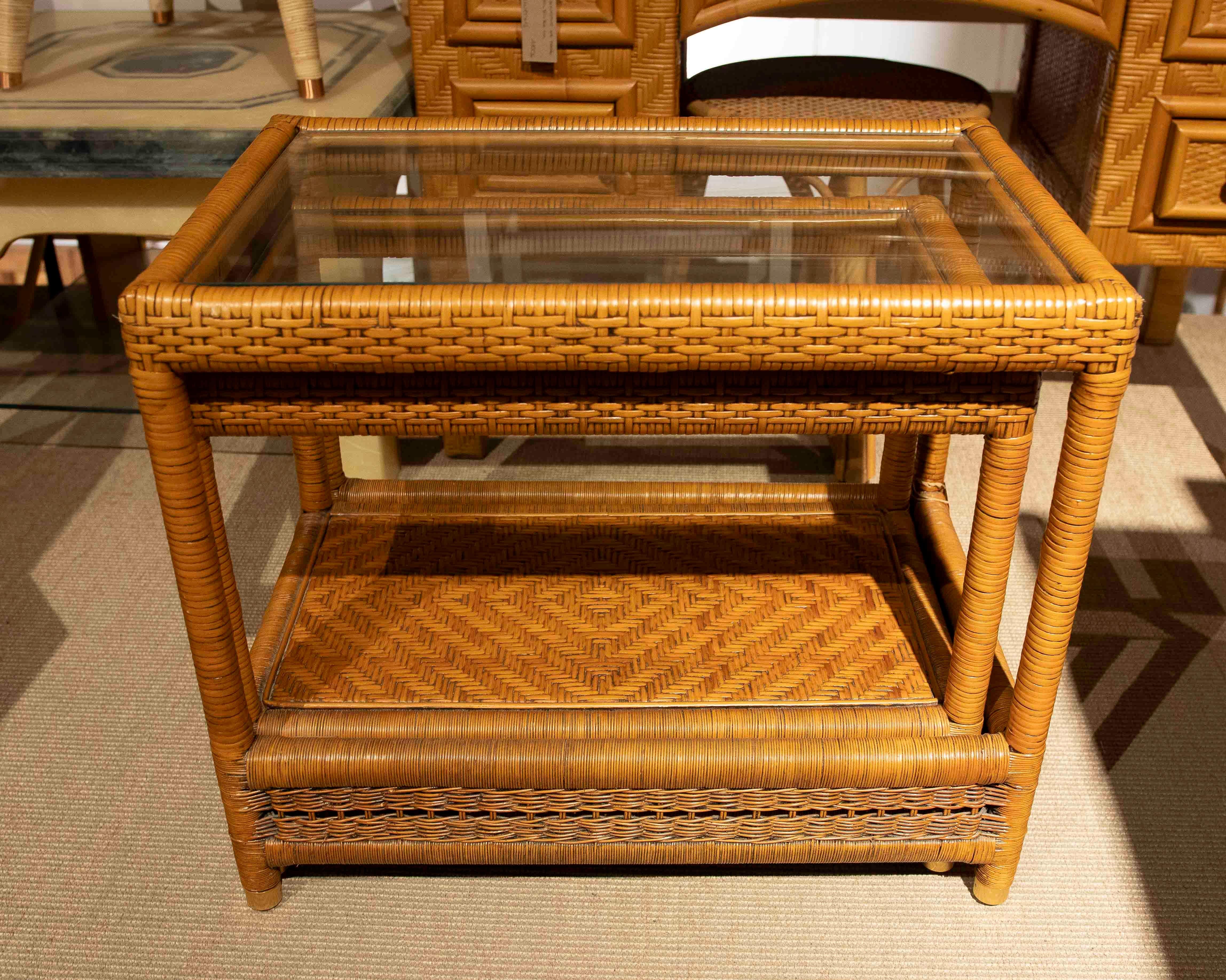 Tables gigognes en rotin et verre vintage des années 1970 en vente 6