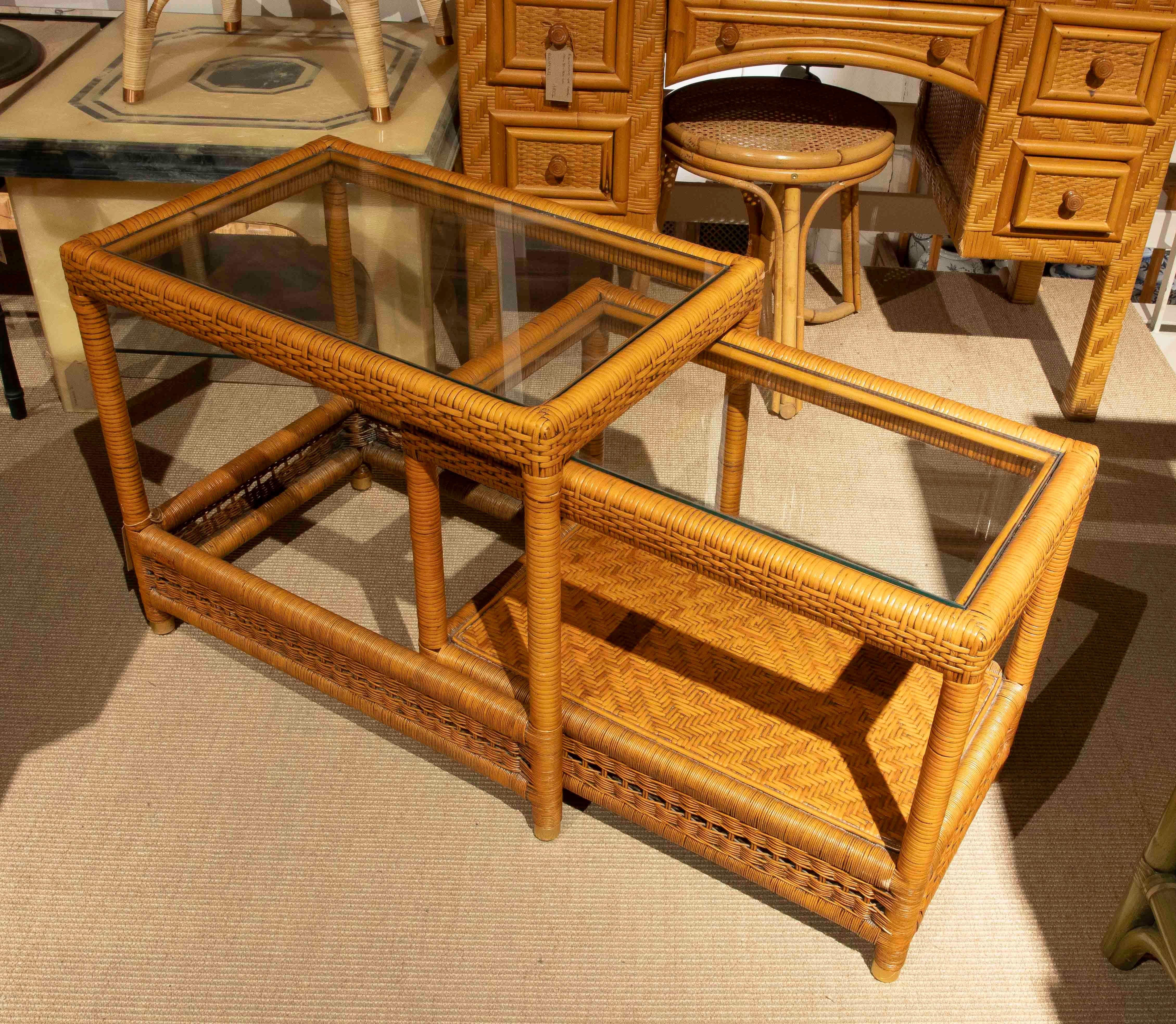 Espagnol Tables gigognes en rotin et verre vintage des années 1970 en vente