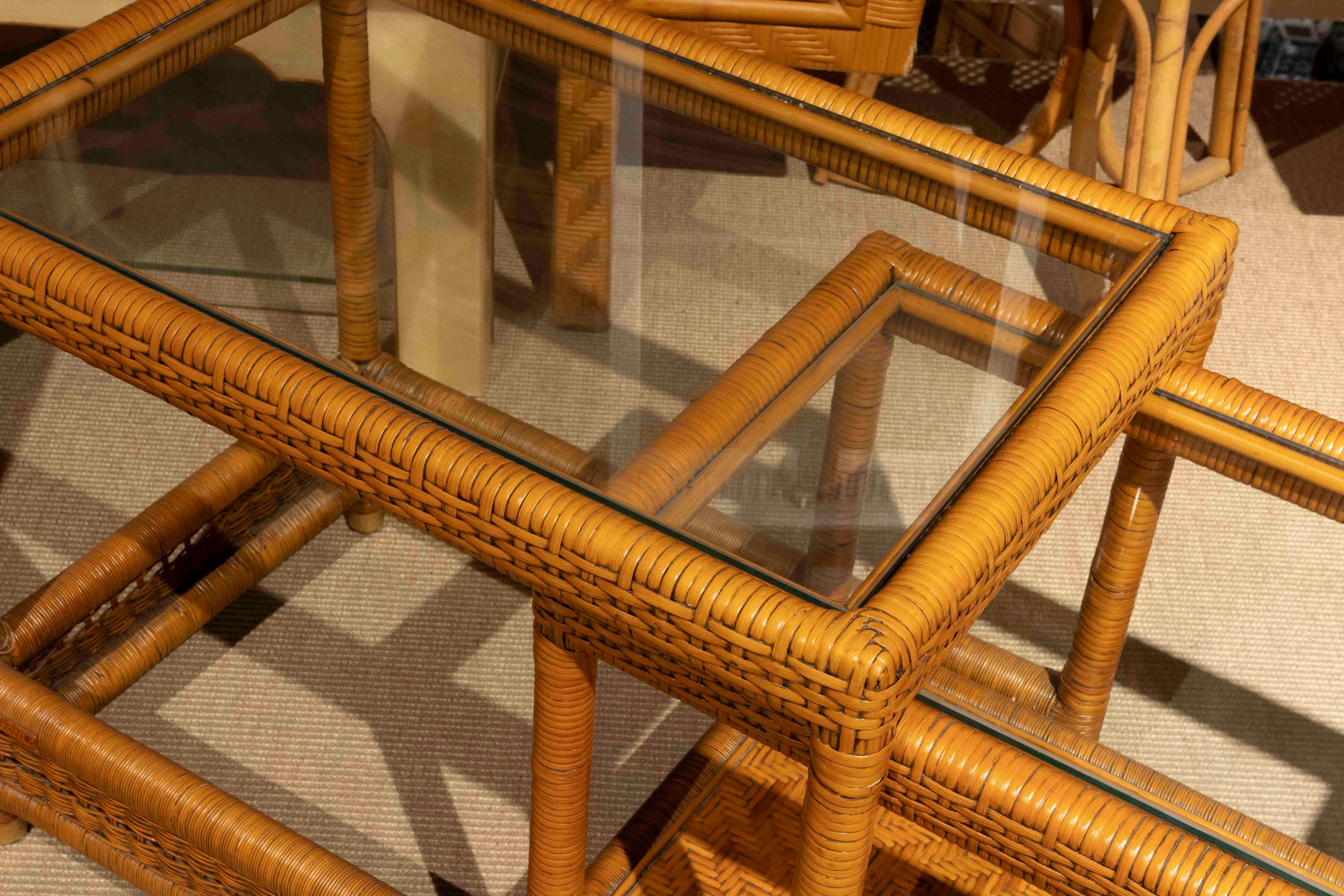 Tables gigognes en rotin et verre vintage des années 1970 Bon état - En vente à Marbella, ES