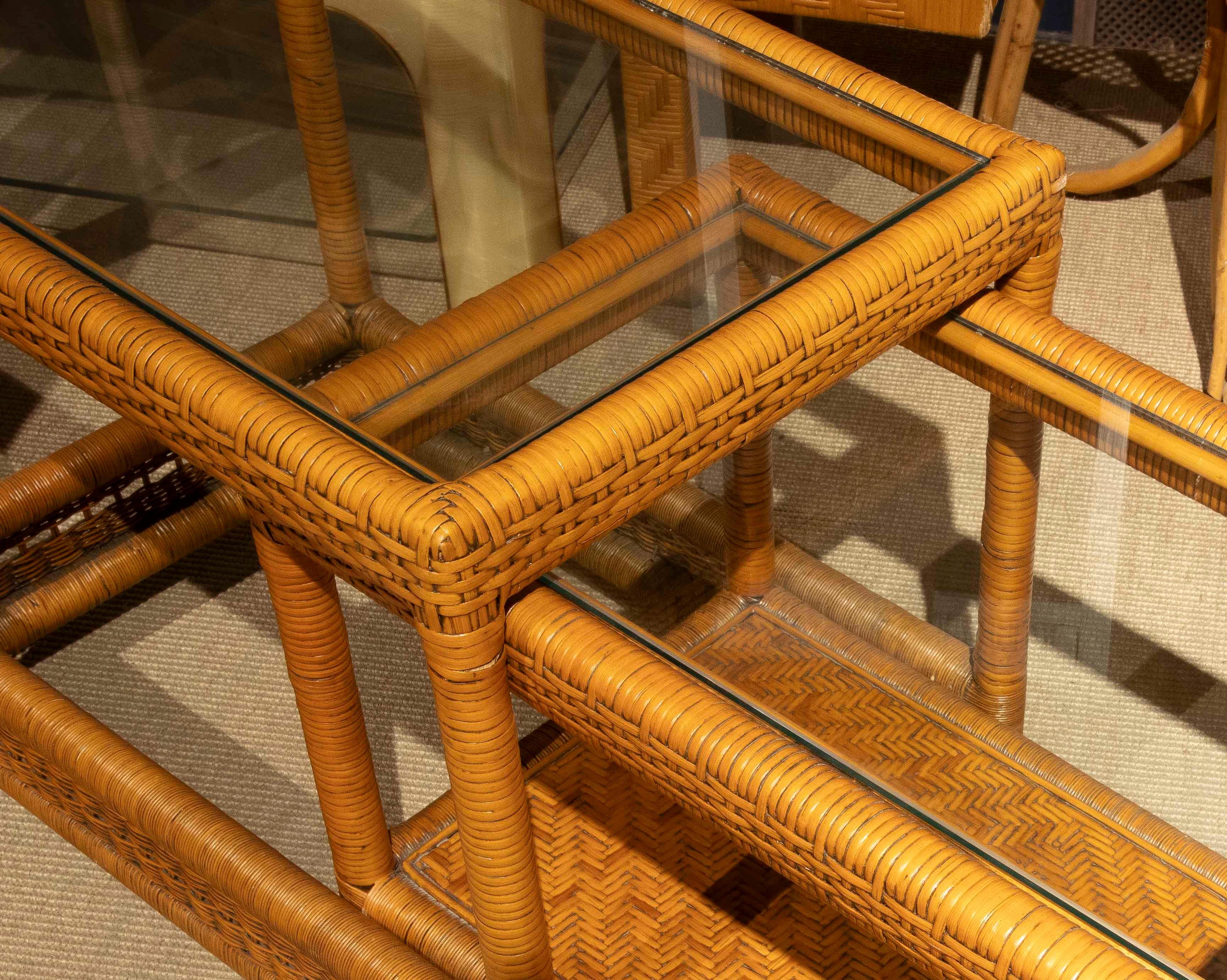 20ième siècle Tables gigognes en rotin et verre vintage des années 1970 en vente