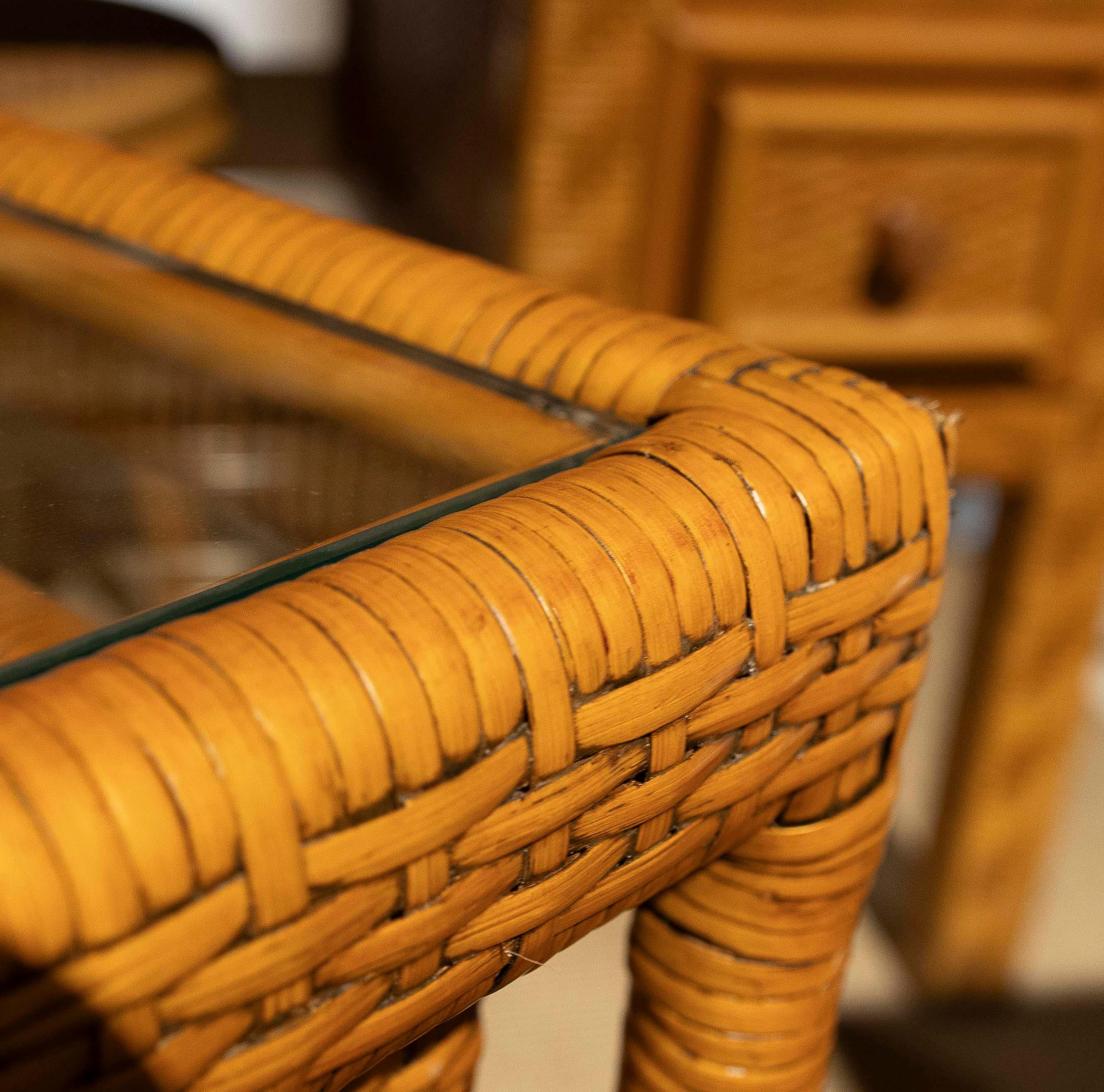 Tables gigognes en rotin et verre vintage des années 1970 en vente 1