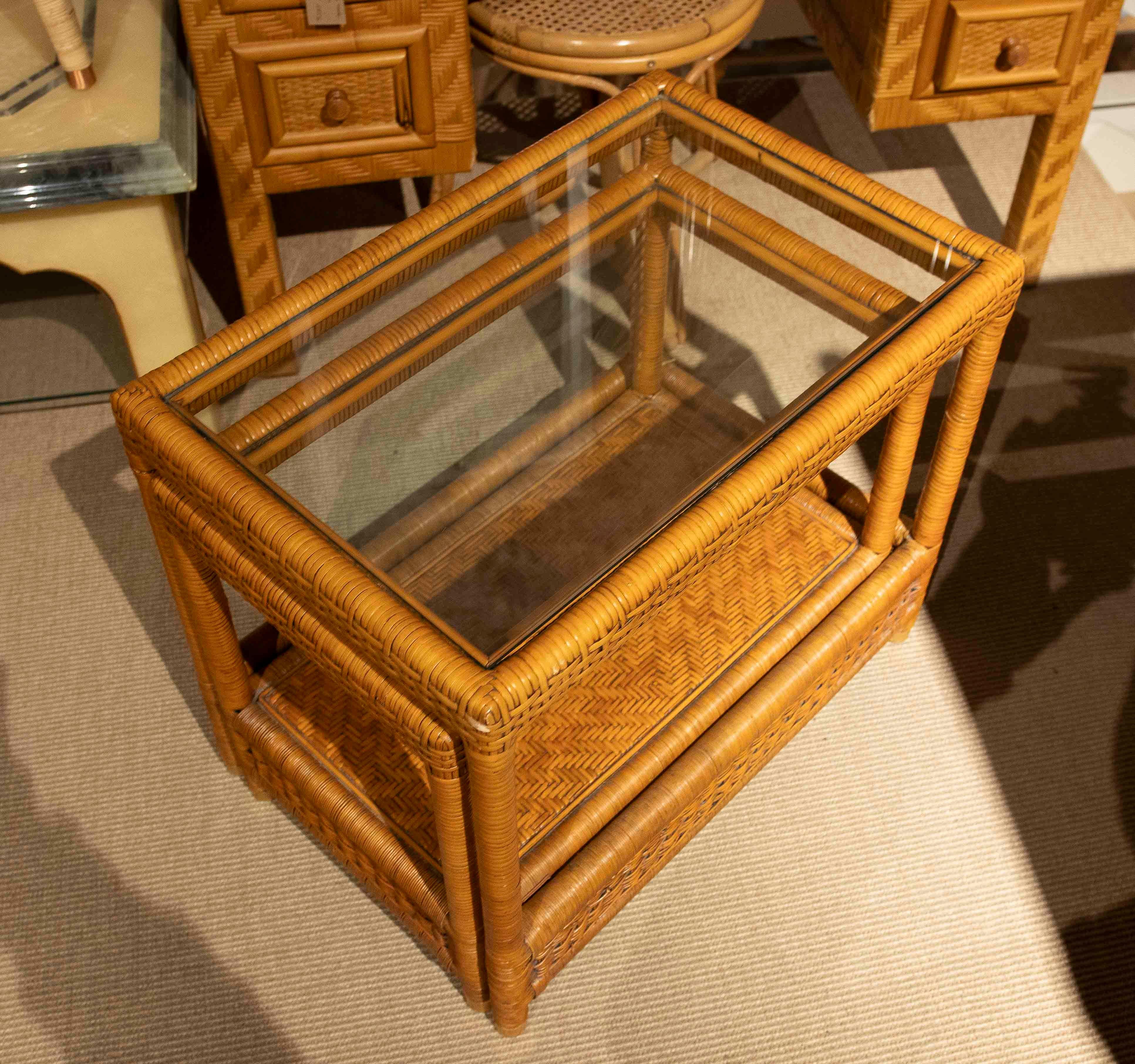 Tables gigognes en rotin et verre vintage des années 1970 en vente 2