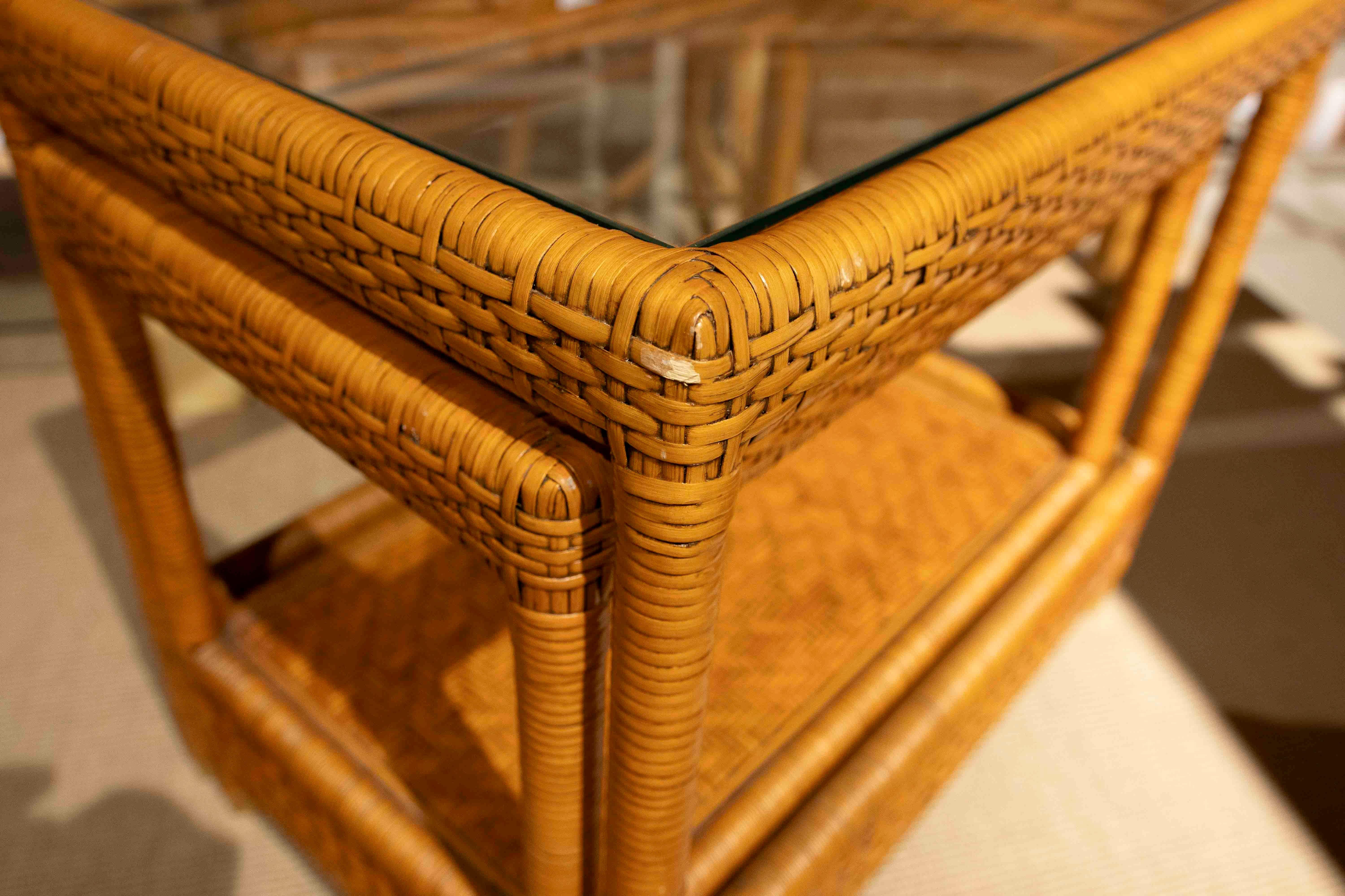 Tables gigognes en rotin et verre vintage des années 1970 en vente 3