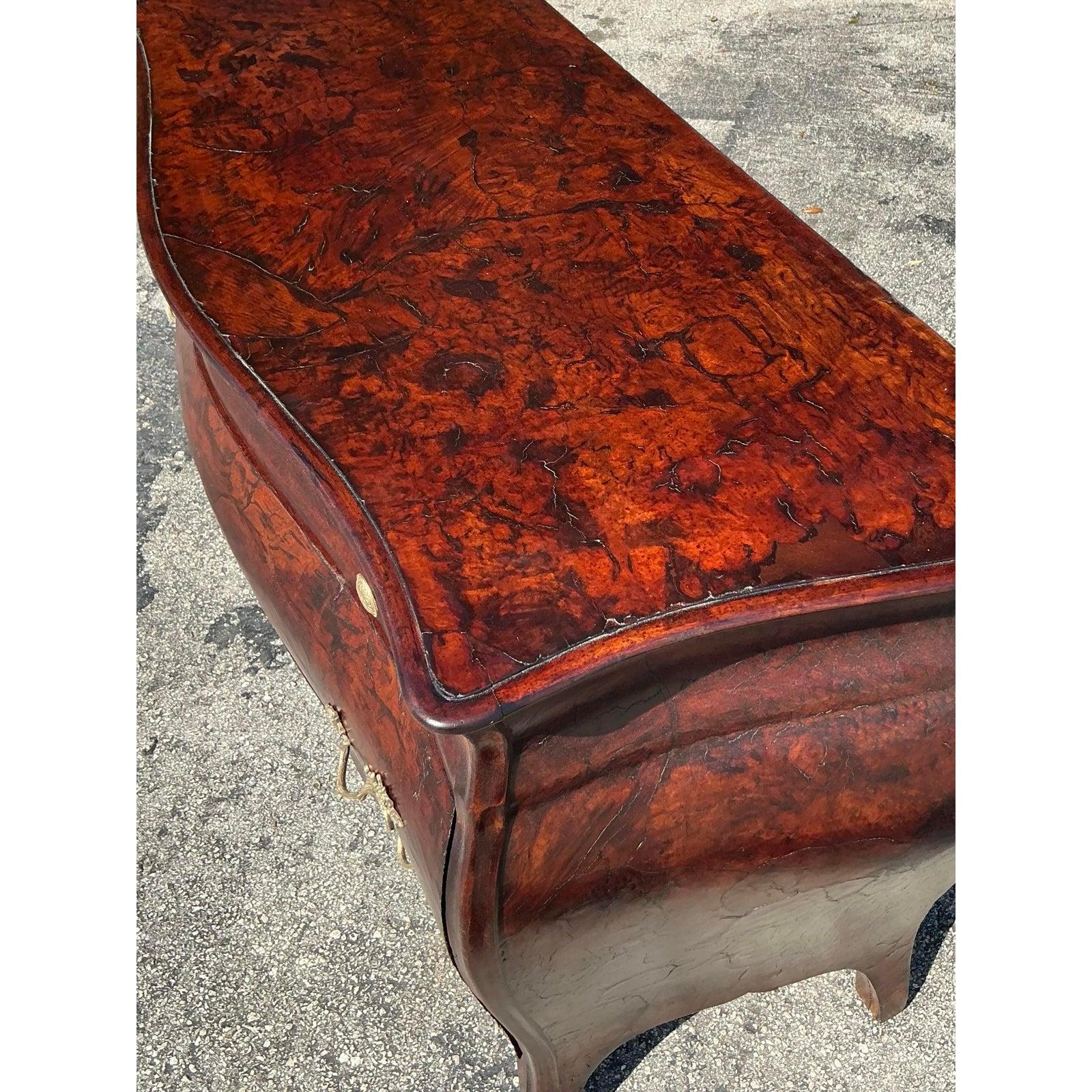 1970er Jahre Vintage Regency Olive Wurzelholz Bombenkommode (Hollywood Regency) im Angebot