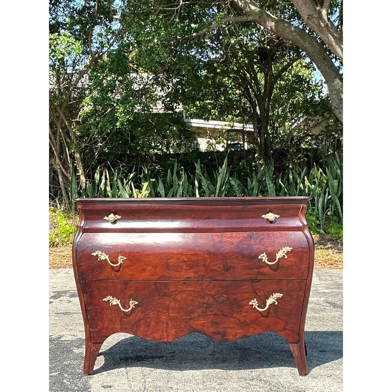 1970er Jahre Vintage Regency Olive Wurzelholz Bombenkommode (amerikanisch) im Angebot