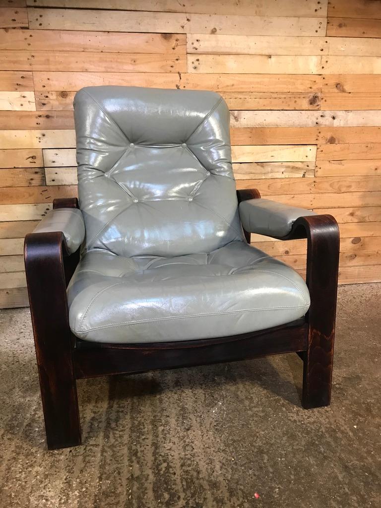 fauteuil ou chaise club en bois courbé Coja en cuir gris des années 1970

fauteuil Coja des années 1970, design inhabituel en bois courbé, recouvert d'un cuir gris clair, le cuir a une belle patine.

Le prix de la livraison s'entend par chaise.