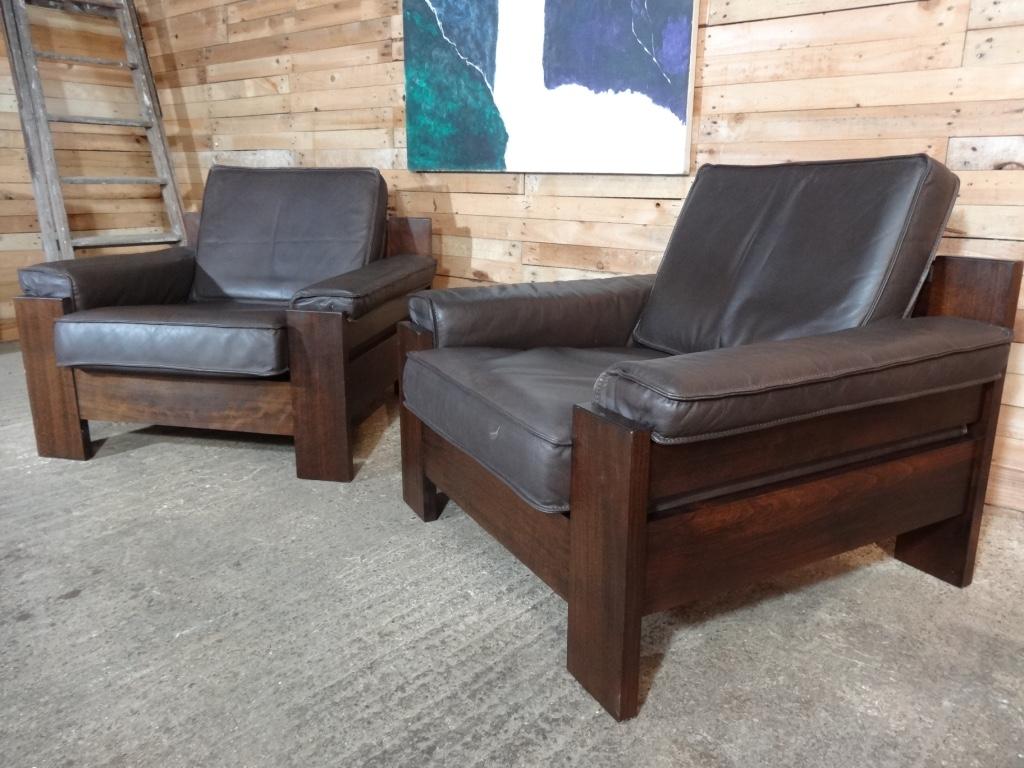 fauteuil Retro Leolux des années 1970 en cuir noir / brun foncé / Fauteuil Club

Superbe chaise fabriquée par les fabricants de meubles Leolux, le cadre est en bois massif, belle forme minimaliste, le cuir est presque comme neuf, aucune déchirure