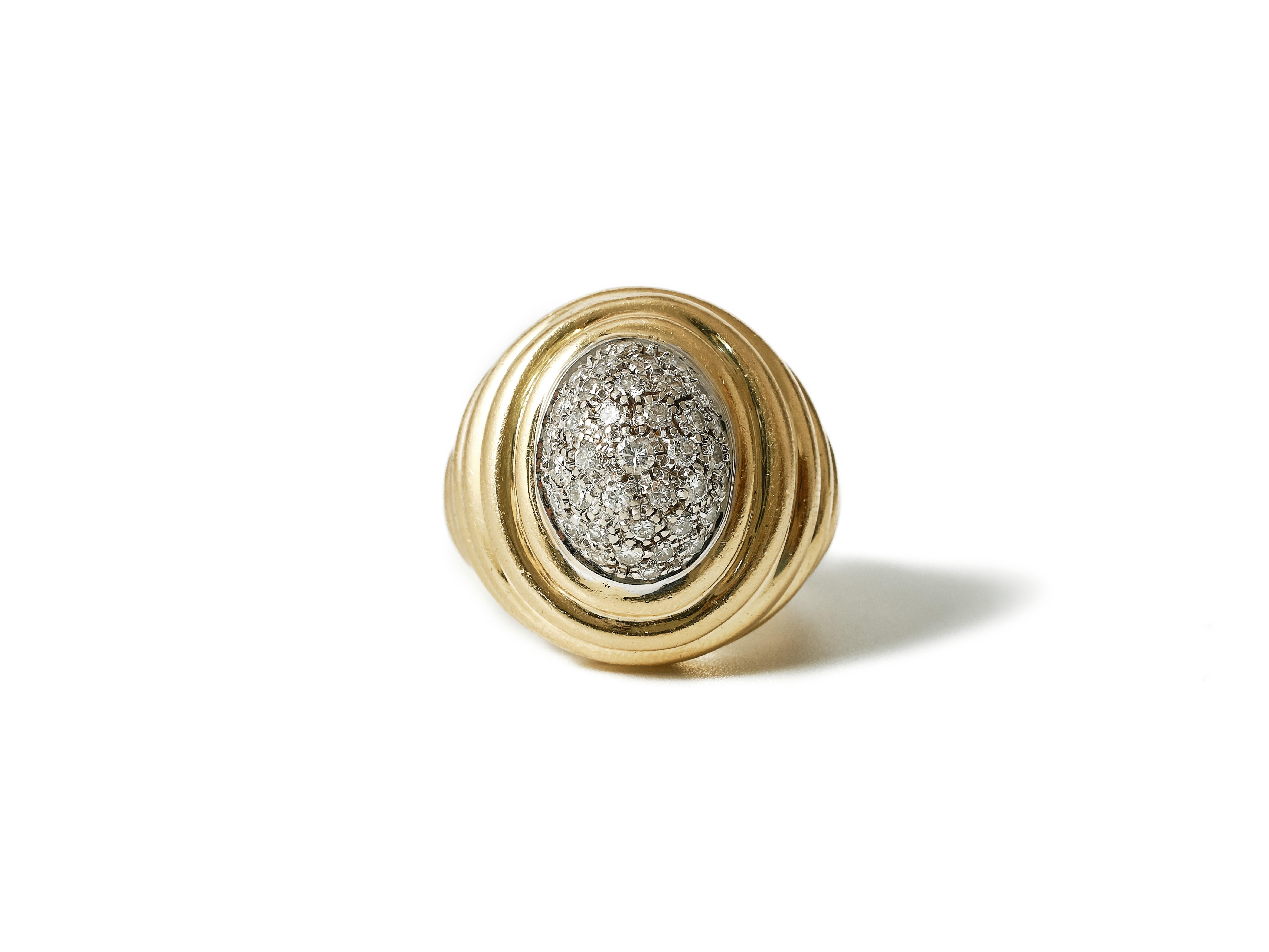 Retro 1970s vintage ribbed 18karat diamond dome ring For Sale
