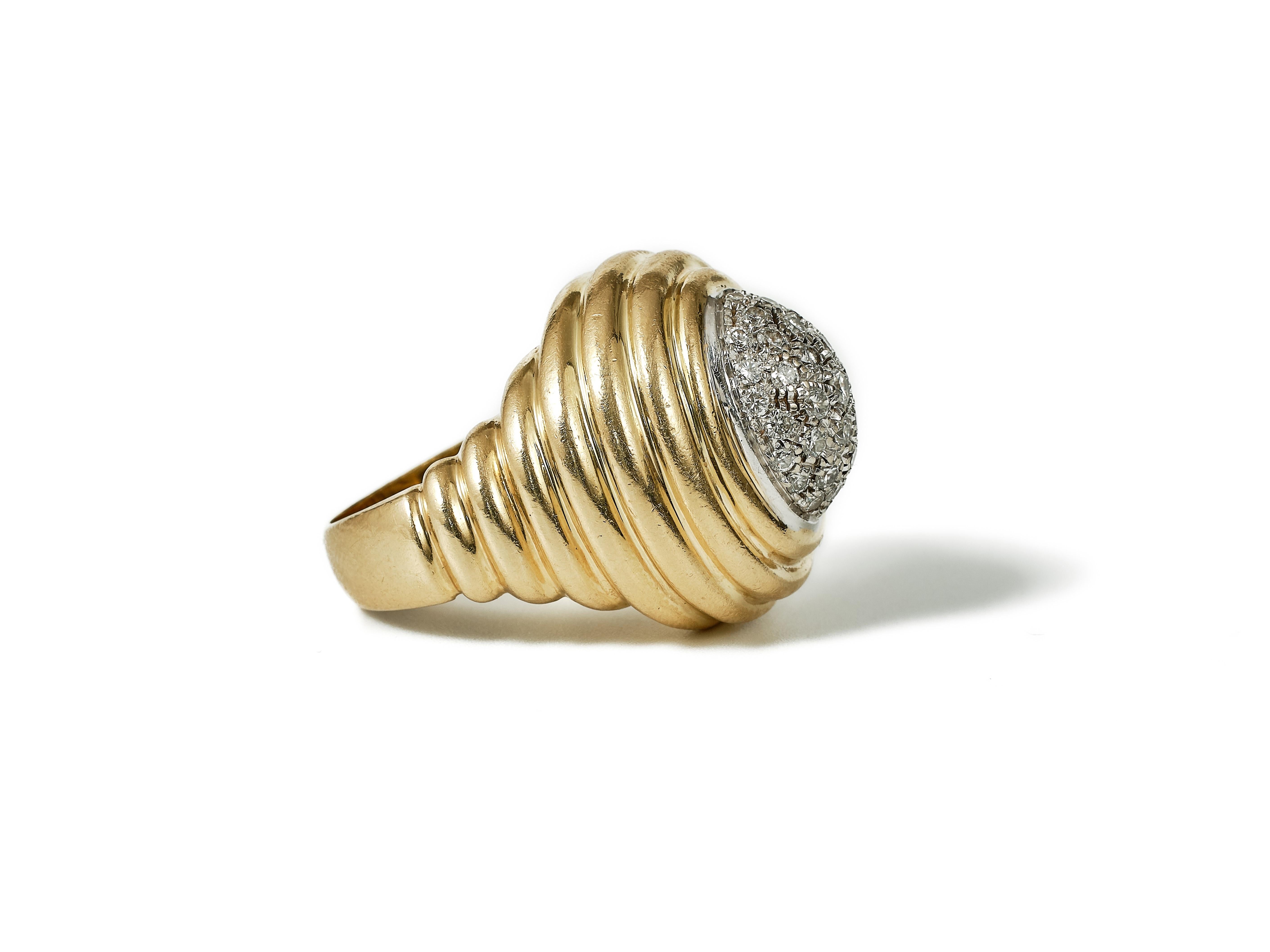 1970s vintage ribbed 18karat diamond dome ring In Good Condition For Sale In Malmö, Skåne län