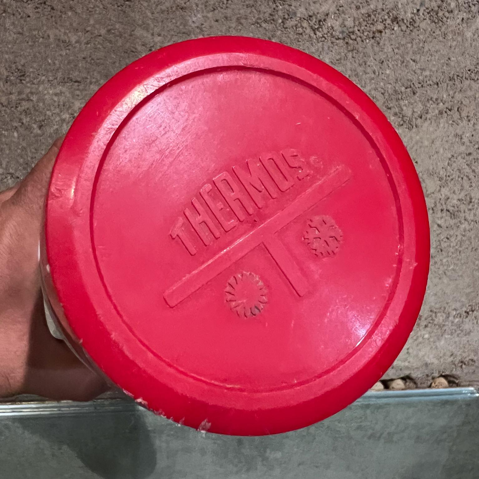 1970s Vintage Ribbed Thermos Retro Camp Gear USA In Good Condition For Sale In Chula Vista, CA