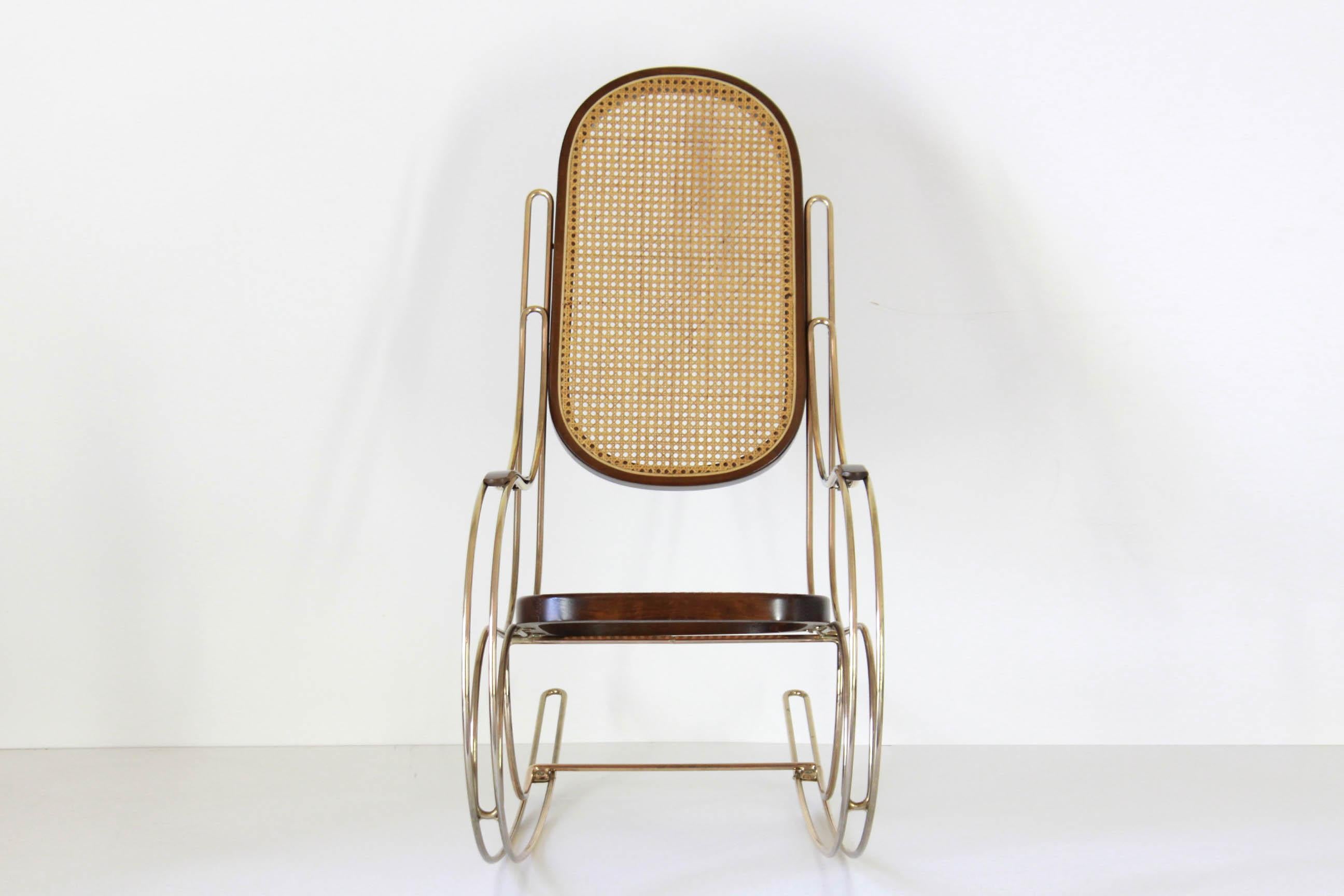 A beautiful 1970s rocking chair in Thonet style. Brass structure, Wien wicker, seat on wood frame.
In very good conditions with onyl few signs of time.