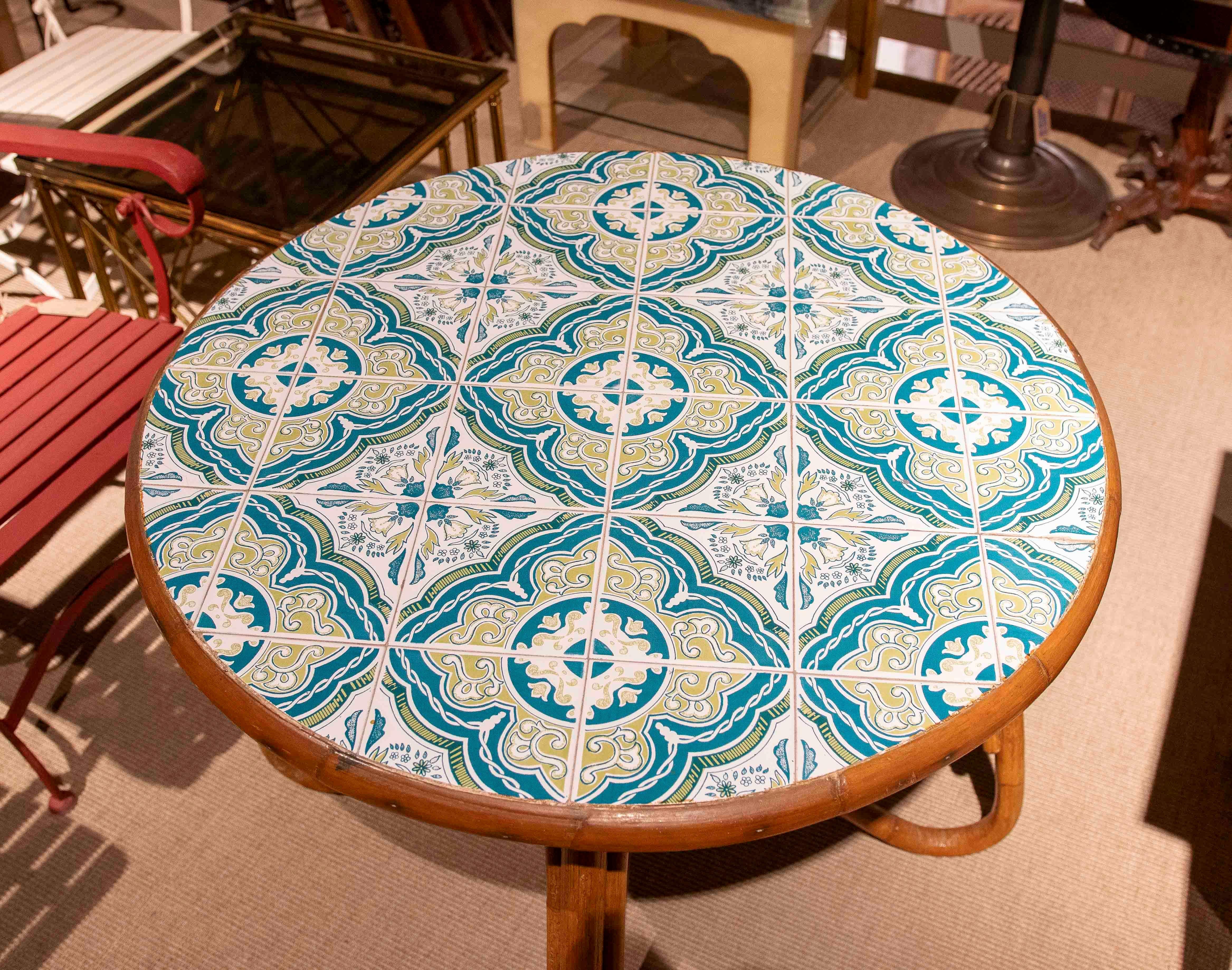 1970er Jahre Vintage runder Tisch mit Bambusstruktur und Keramikfliesenplatte im Angebot 8