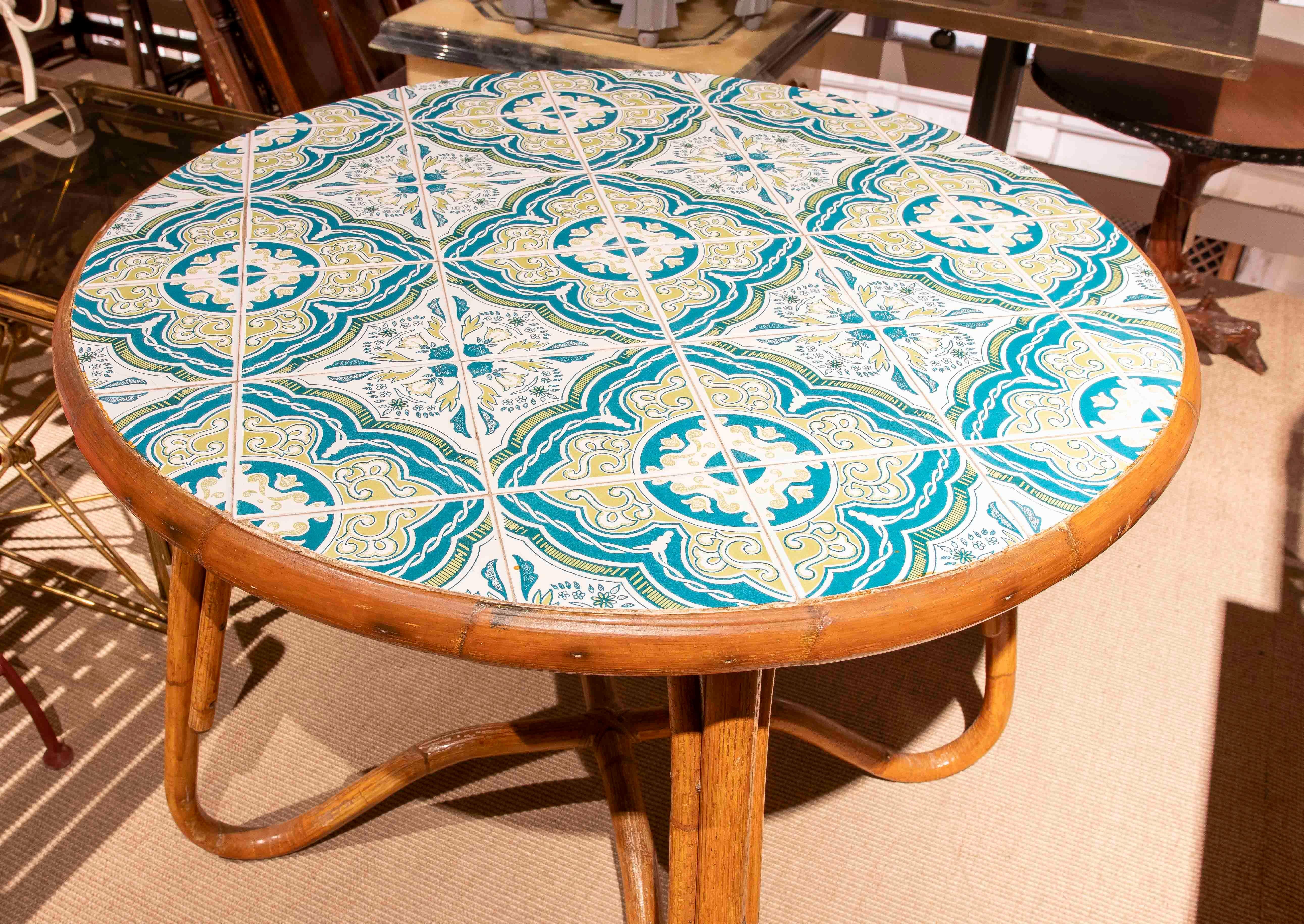 1970er Jahre Vintage runder Tisch mit Bambusstruktur und Keramikfliesenplatte im Zustand „Gut“ im Angebot in Marbella, ES
