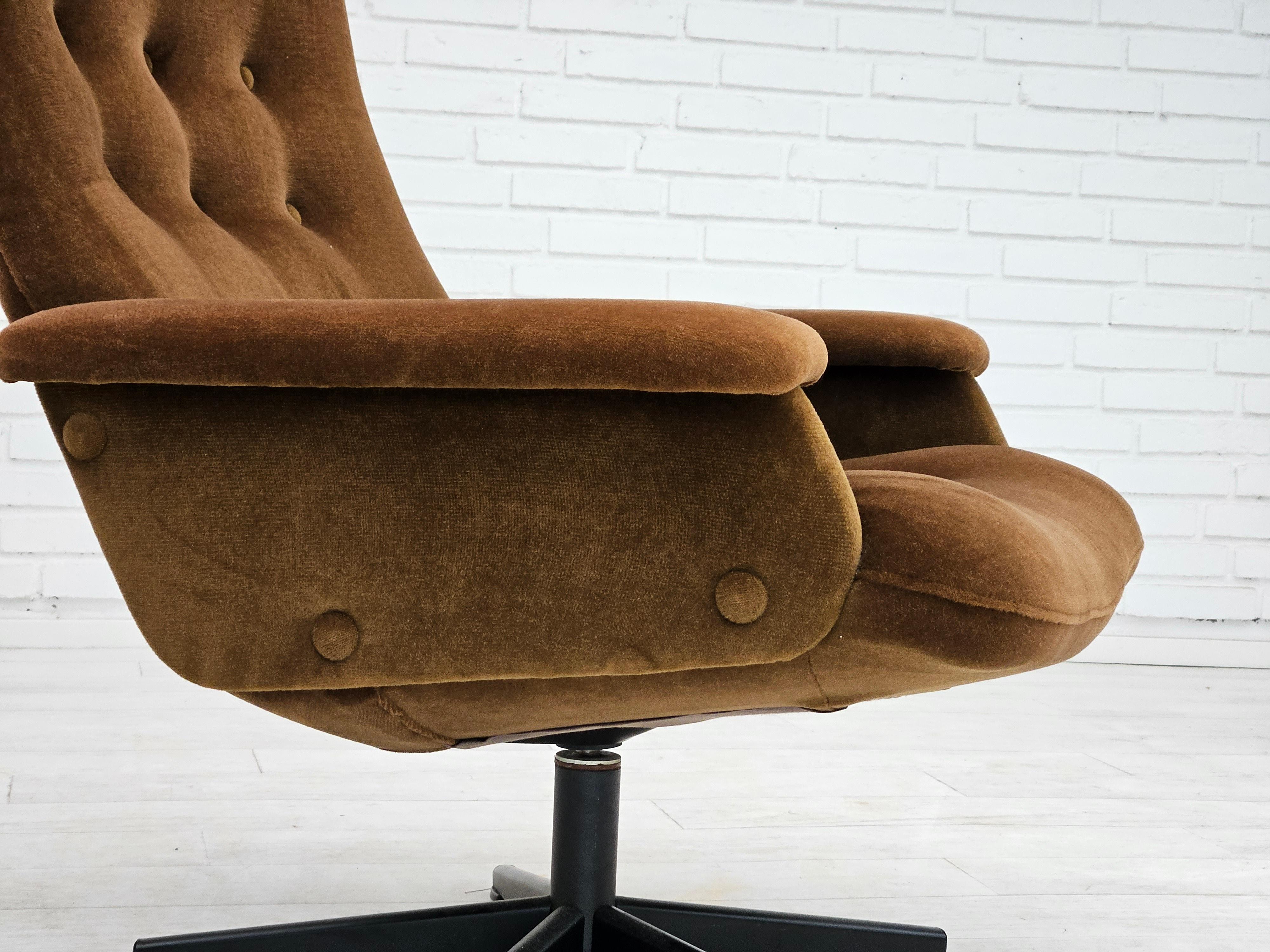 1970s, Vintage Scandinavian swivel chair, velour, original condition. For Sale 3