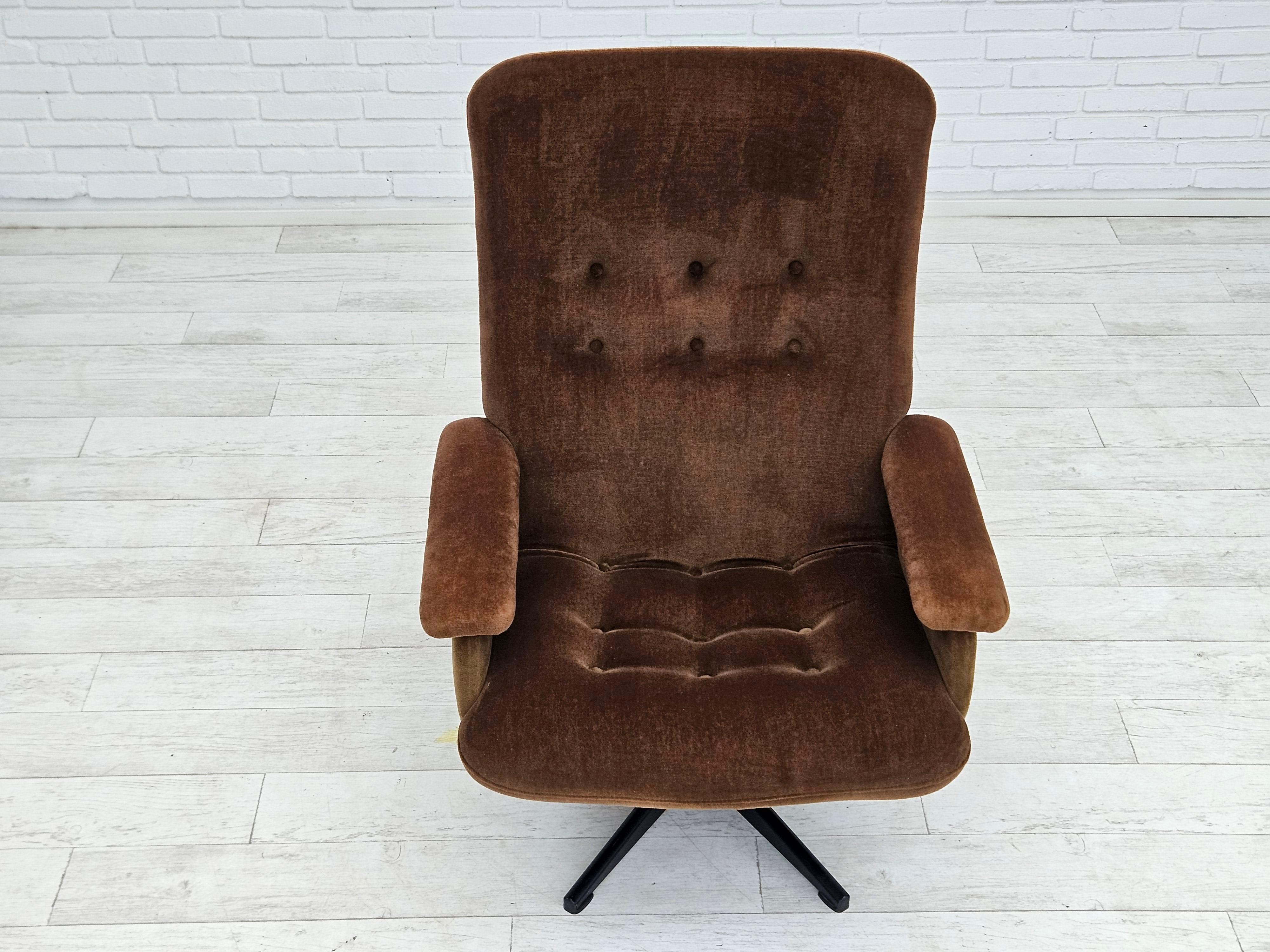 1970s, Vintage Scandinavian swivel chair, velour, original condition. For Sale 5