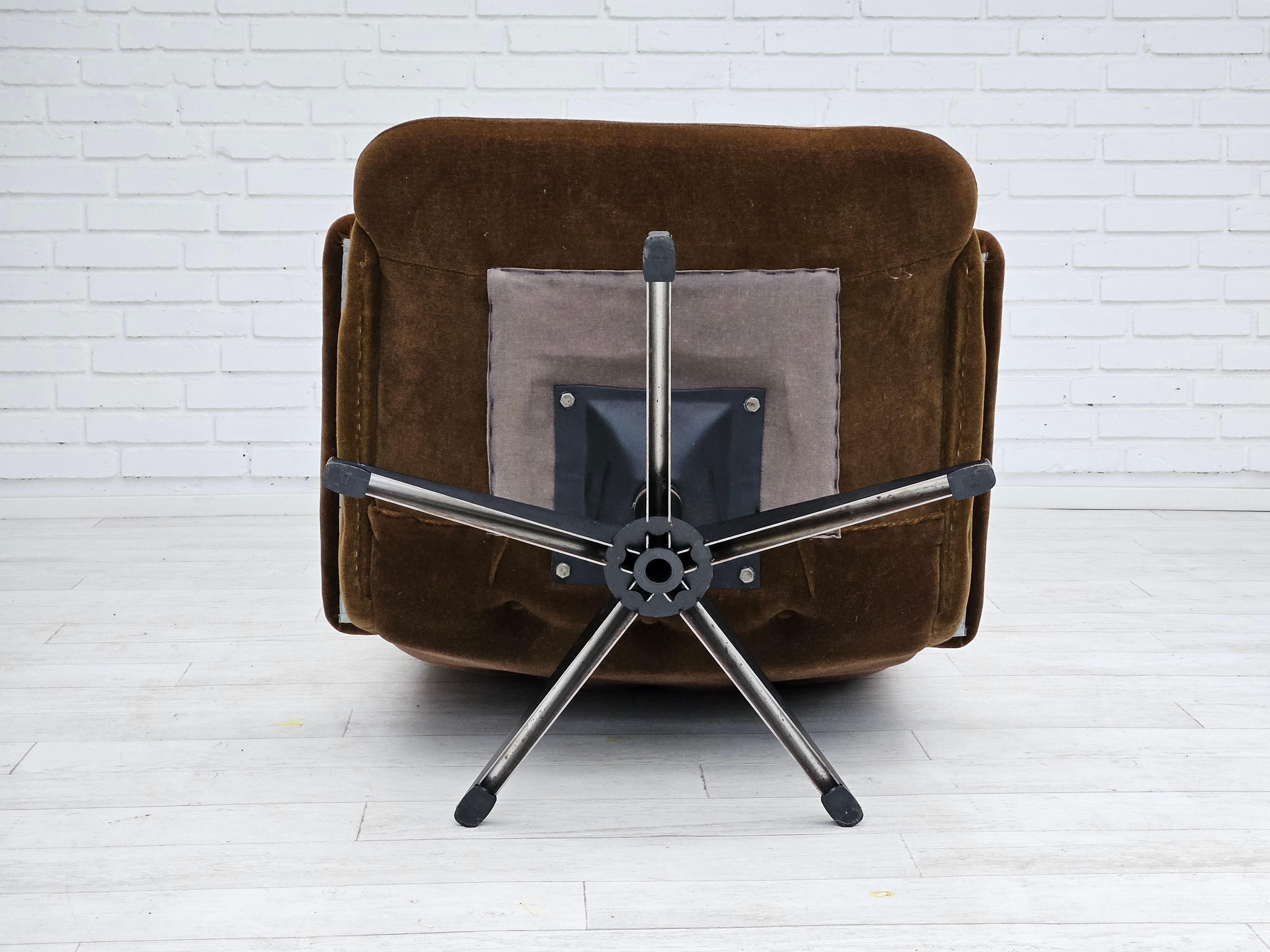 1970s, Vintage Scandinavian swivel chair, velour, original condition. For Sale 7