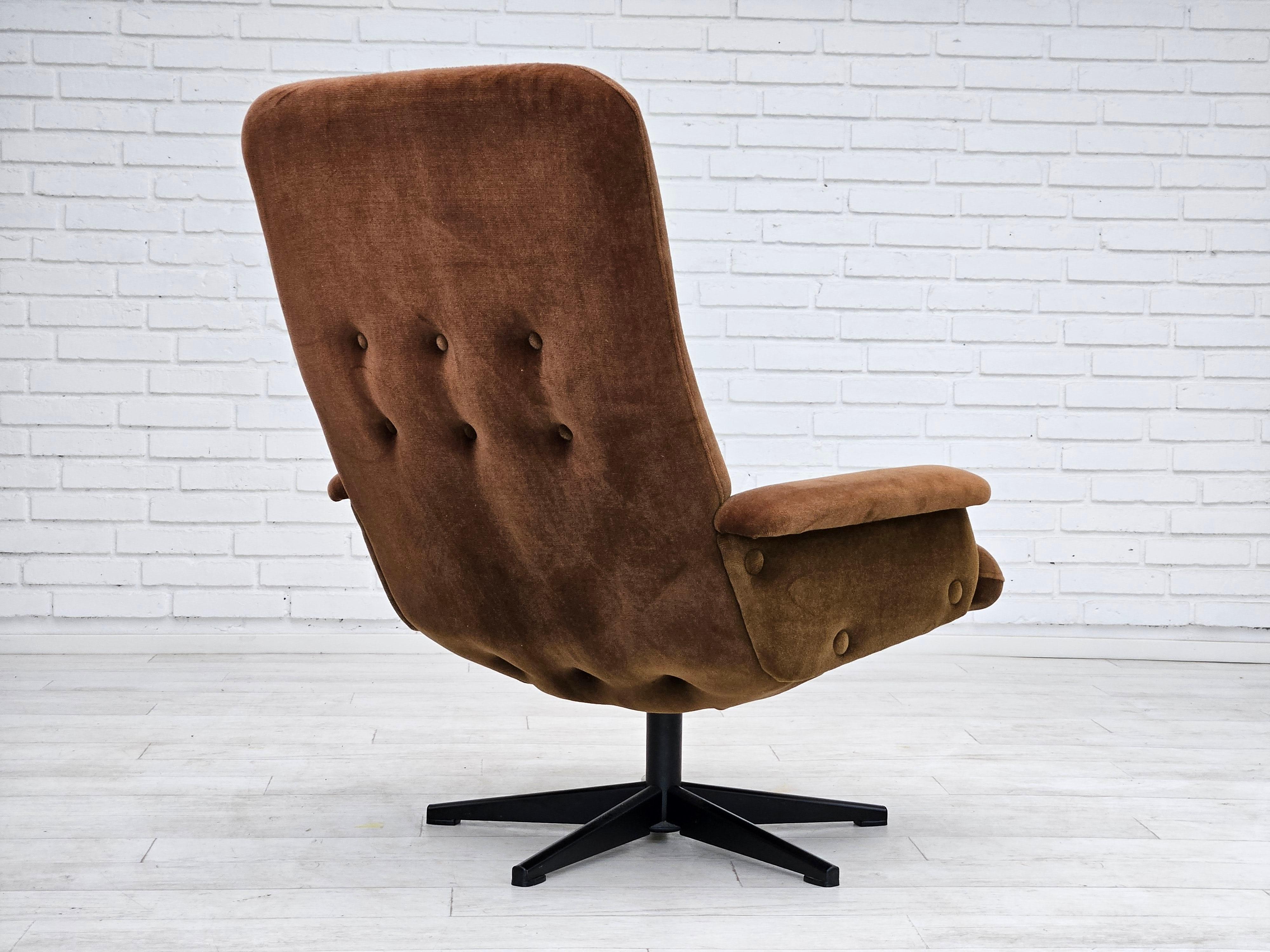 Danish 1970s, Vintage Scandinavian swivel chair, velour, original condition. For Sale