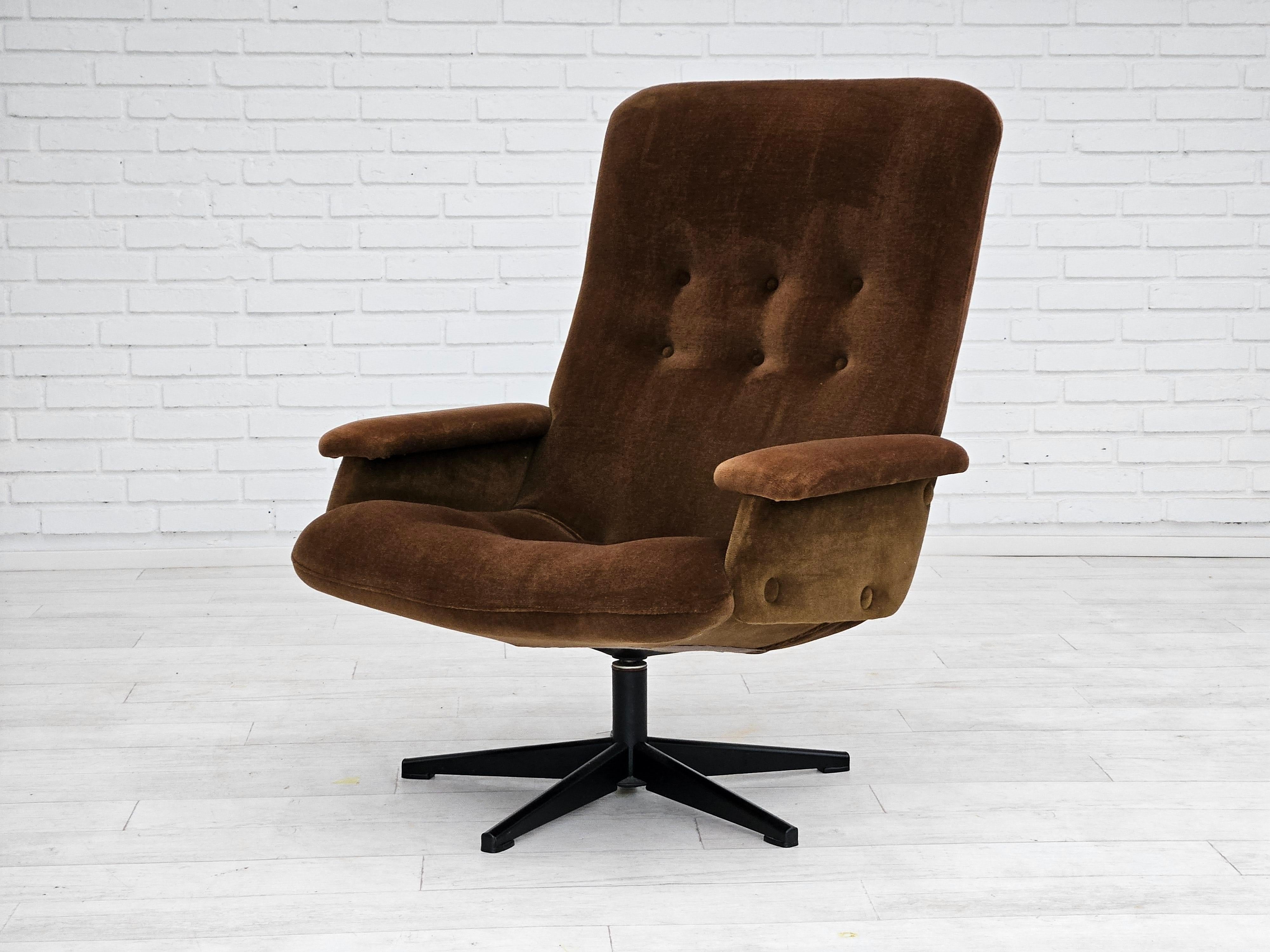 1970s, Vintage Scandinavian swivel chair, velour, original condition. For Sale 1