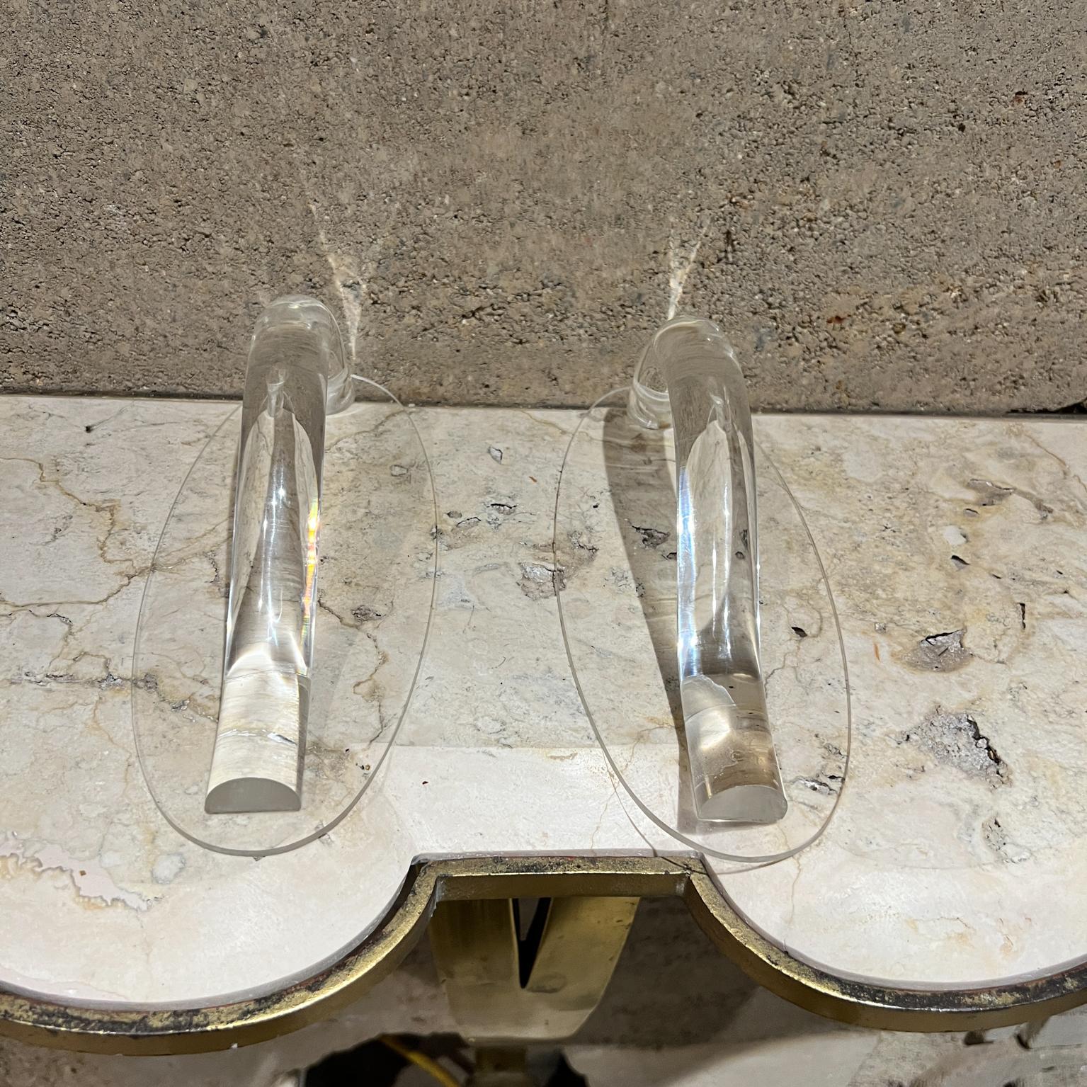 Poignées en lucite vintage et sculpturales
3,25d x 10 h x 4 w poignée en plastique 1 diamètre
Paire de poignées en Lucite. Vintage. Une petite perforation.
D'occasion non restauré
Se référer aux images