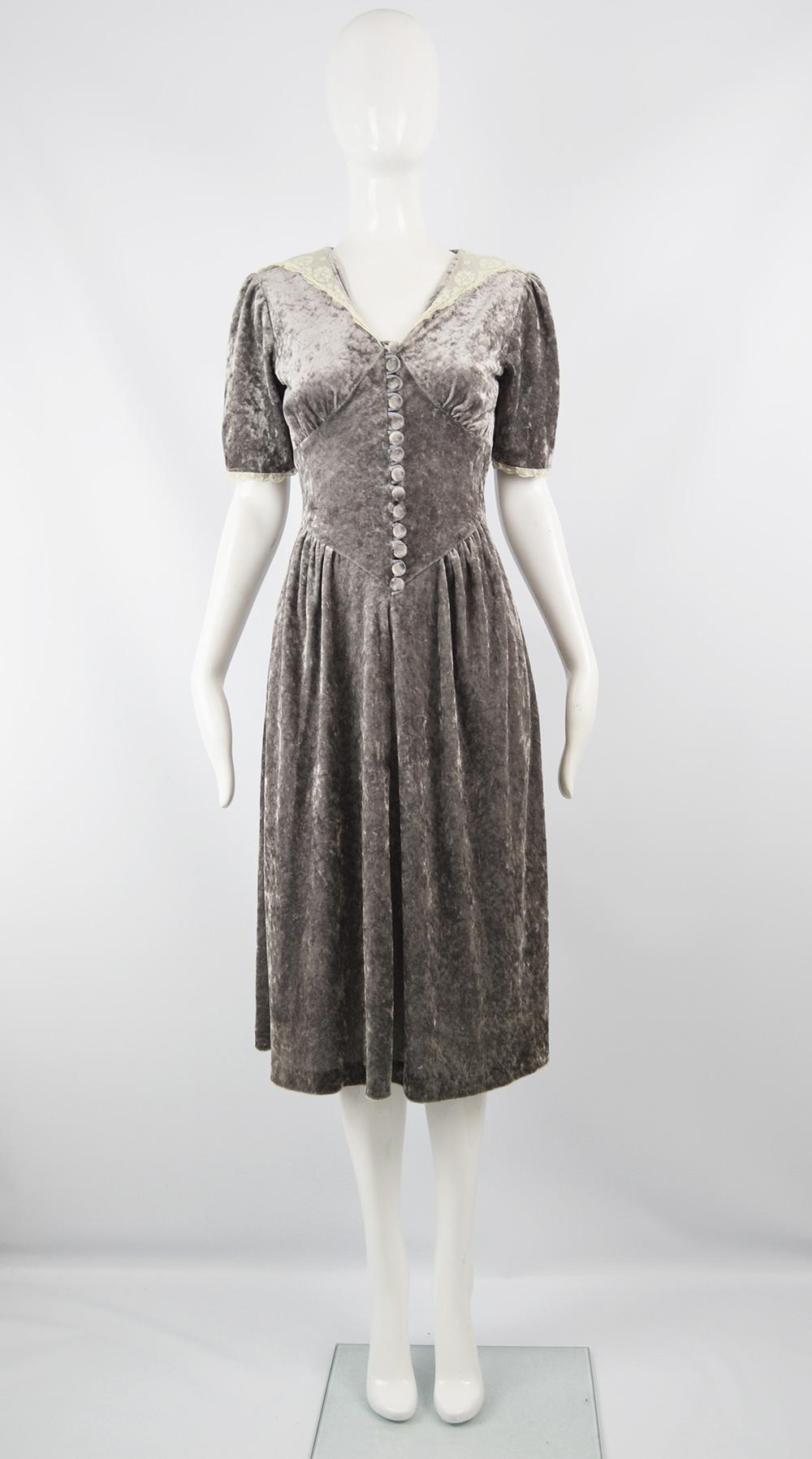 1970s Vintage Silver Panne Velvet & Lace Art Deco Style Mid Length Dress

Size: Marked vintage 12 fits more like a modern UK 10/ US 6/ EU 38. Please check measurements.
Bust - 34” / 86cm
Waist - 28” / 71cm
Hips - 44” / 112cm
Length (Shoulder to Hem)