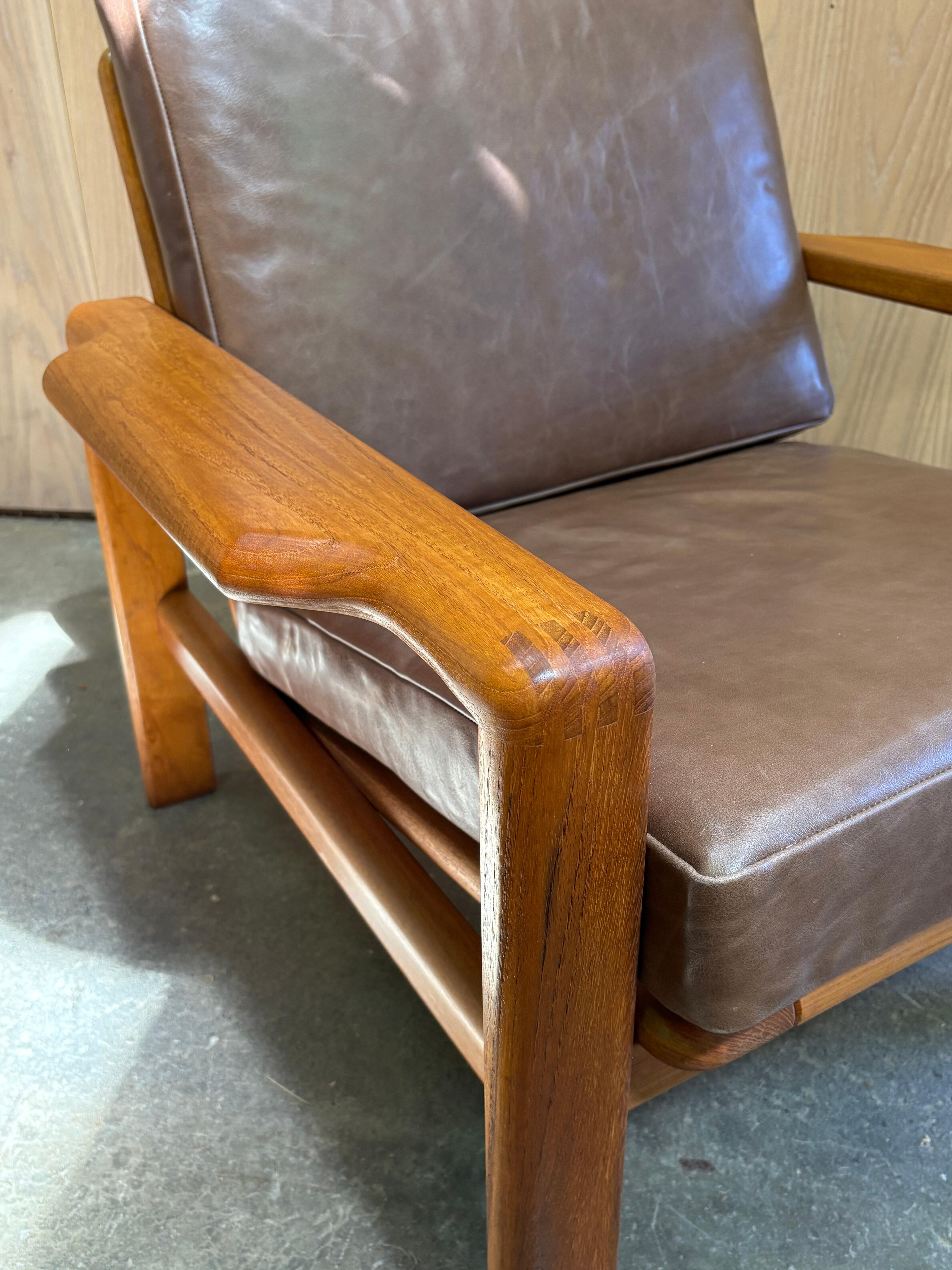 Sillón Vintage de los años 70 de teca maciza y cuero Moderno de mediados de siglo en venta