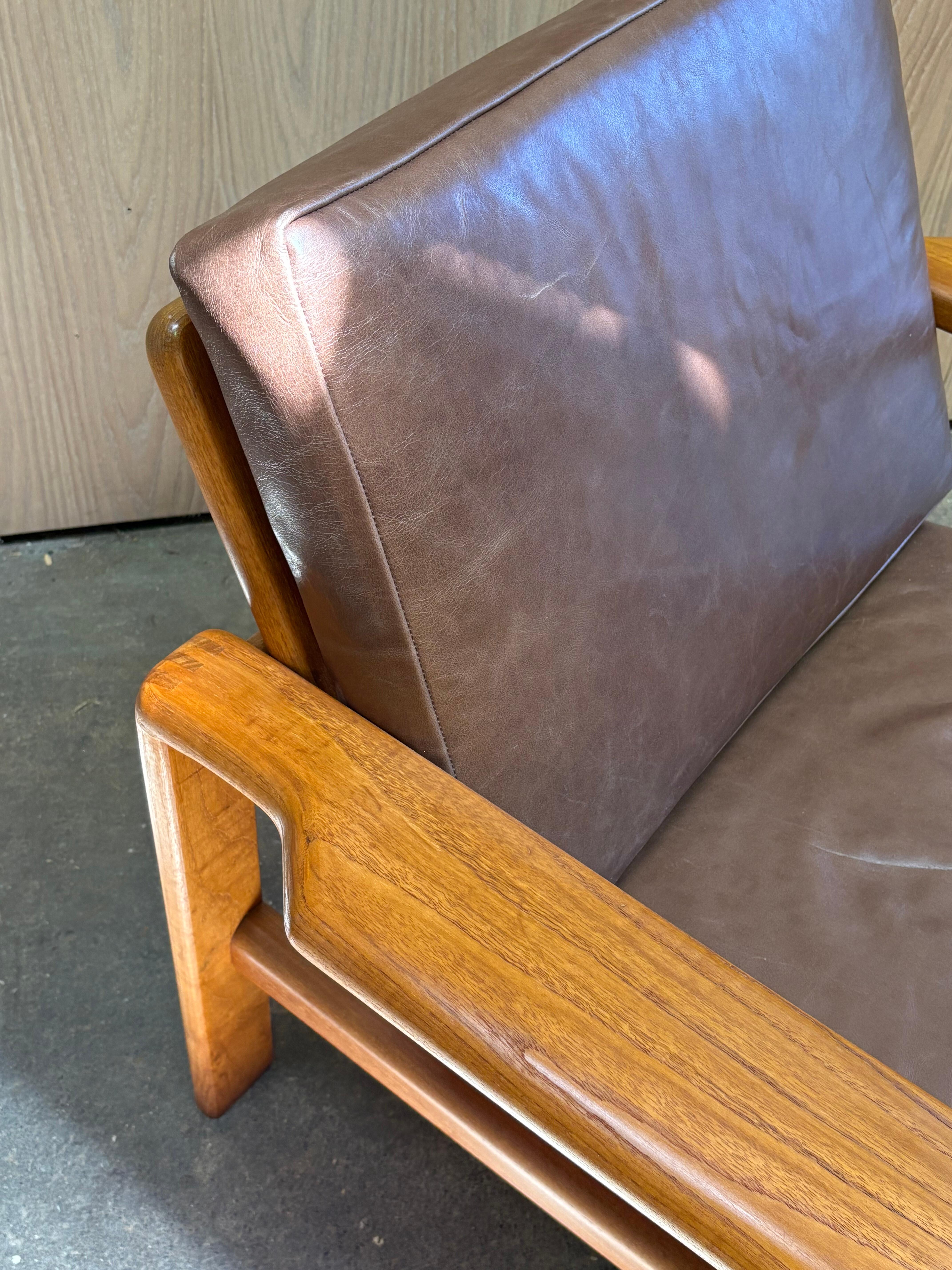 Sillón Vintage de los años 70 de teca maciza y cuero en Excelente estado para la venta en Victoria, BC