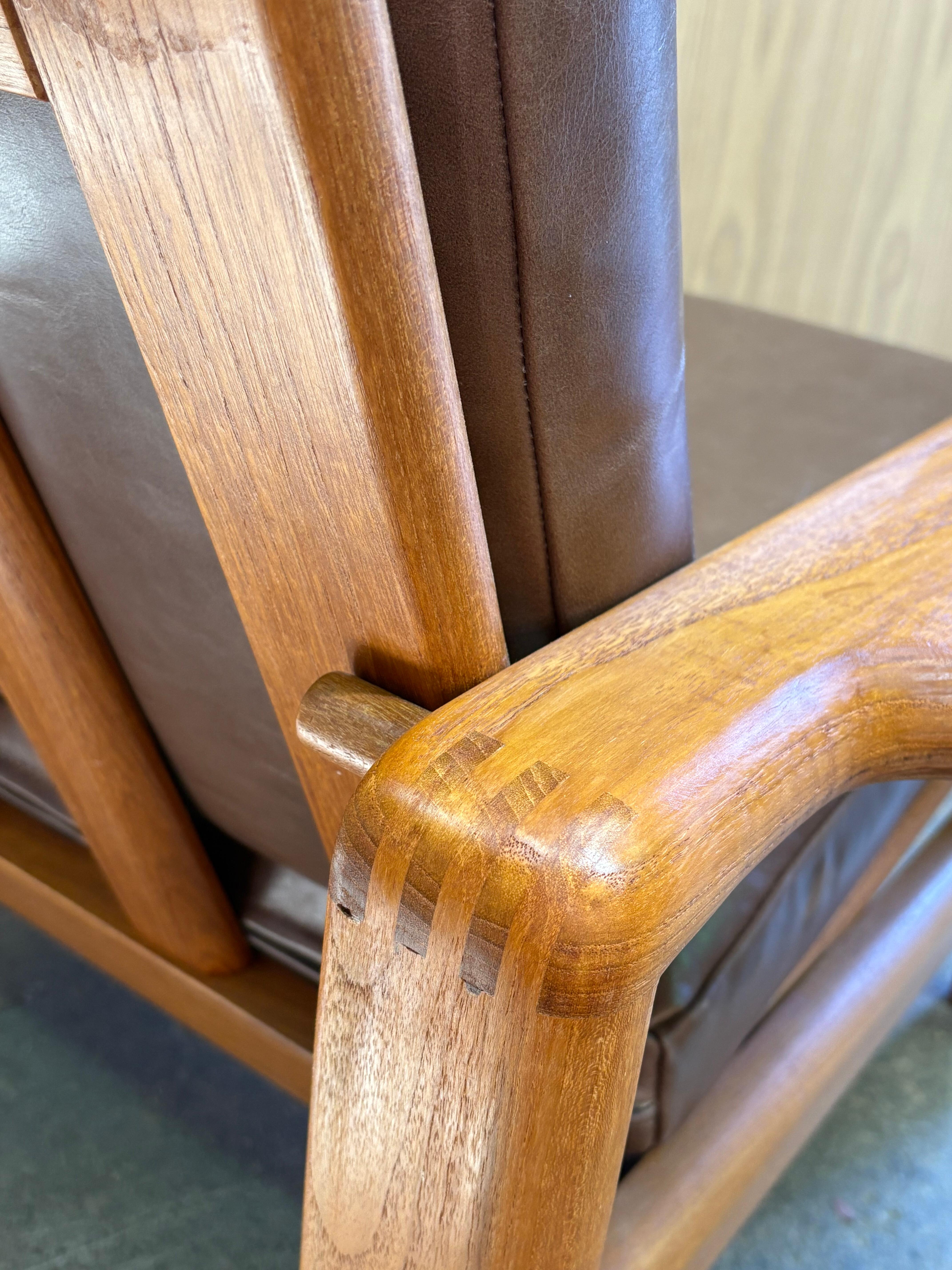Sillón Vintage de los años 70 de teca maciza y cuero finales del siglo XX en venta