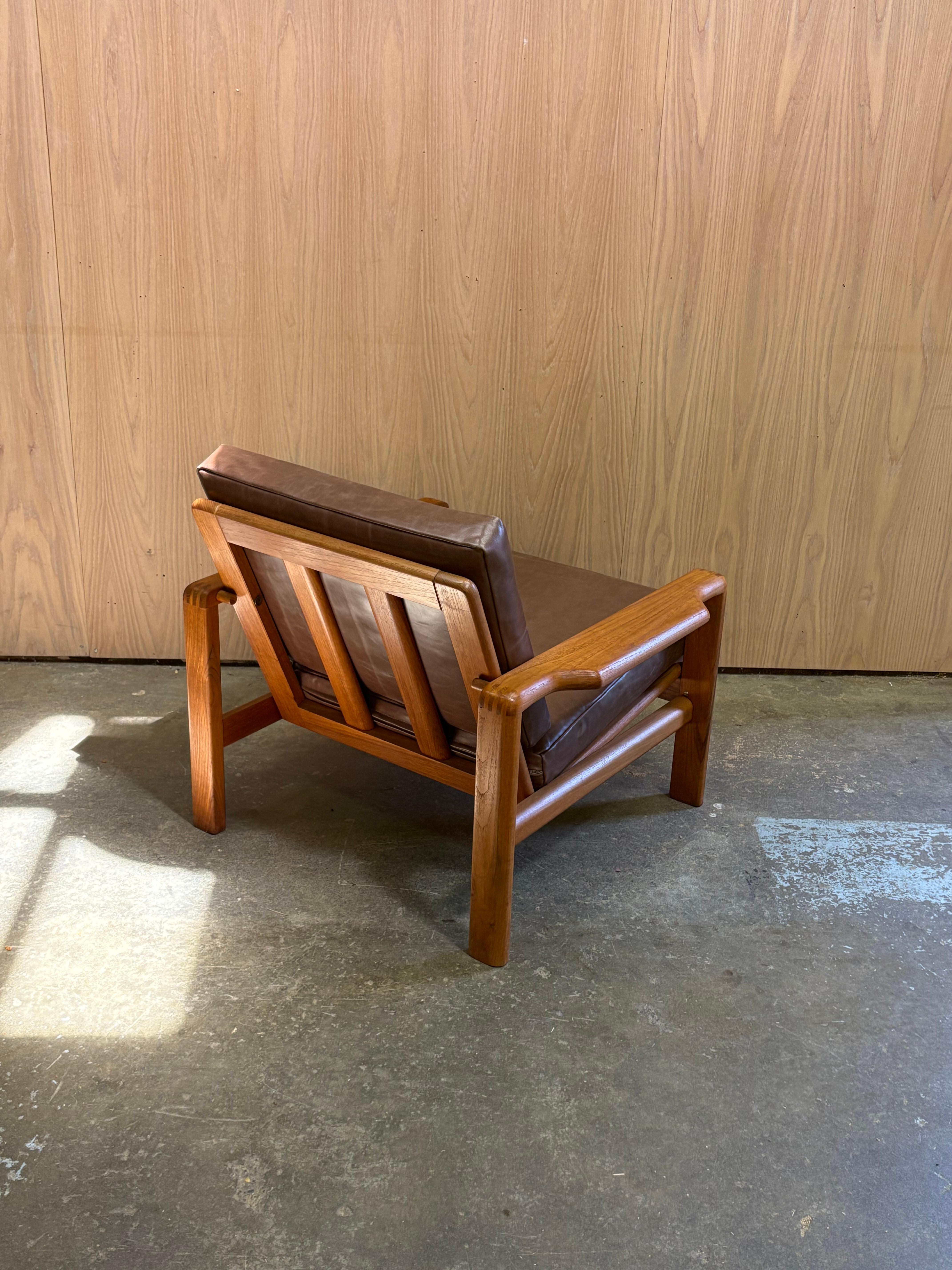 Sillón Vintage de los años 70 de teca maciza y cuero en venta 1