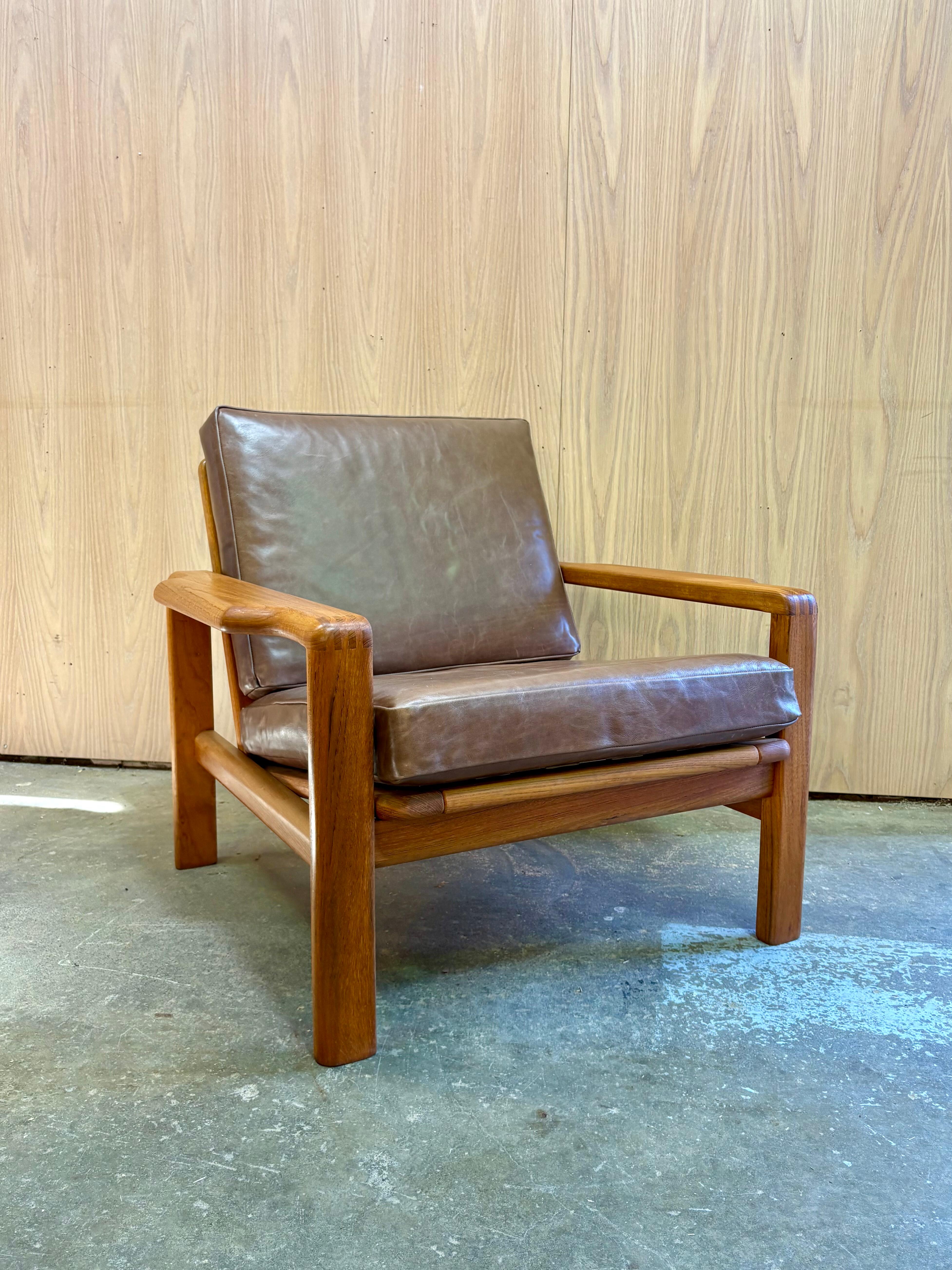 Sillón Vintage de los años 70 de teca maciza y cuero en venta 2