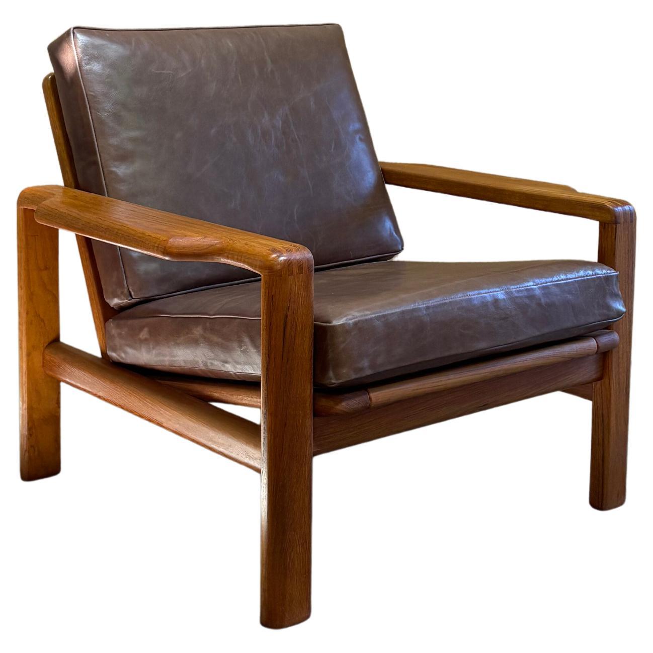 Sedia da salotto vintage in teak massiccio e pelle degli anni '70