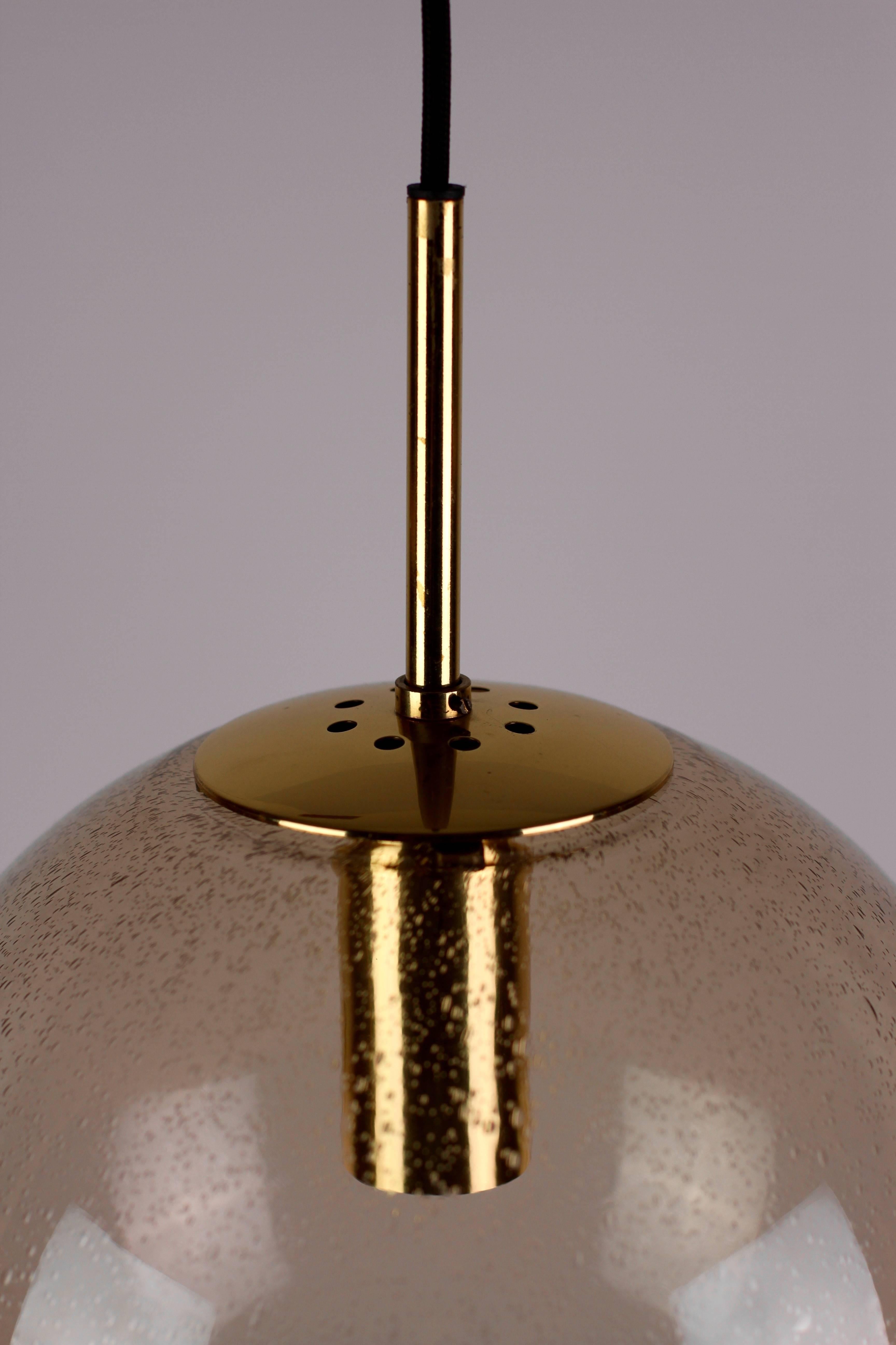 Mid-Century Modern 1 de 2 Vintage Spherical Smoked Glass Globe Pendant Light by Glashütte Limburg en vente