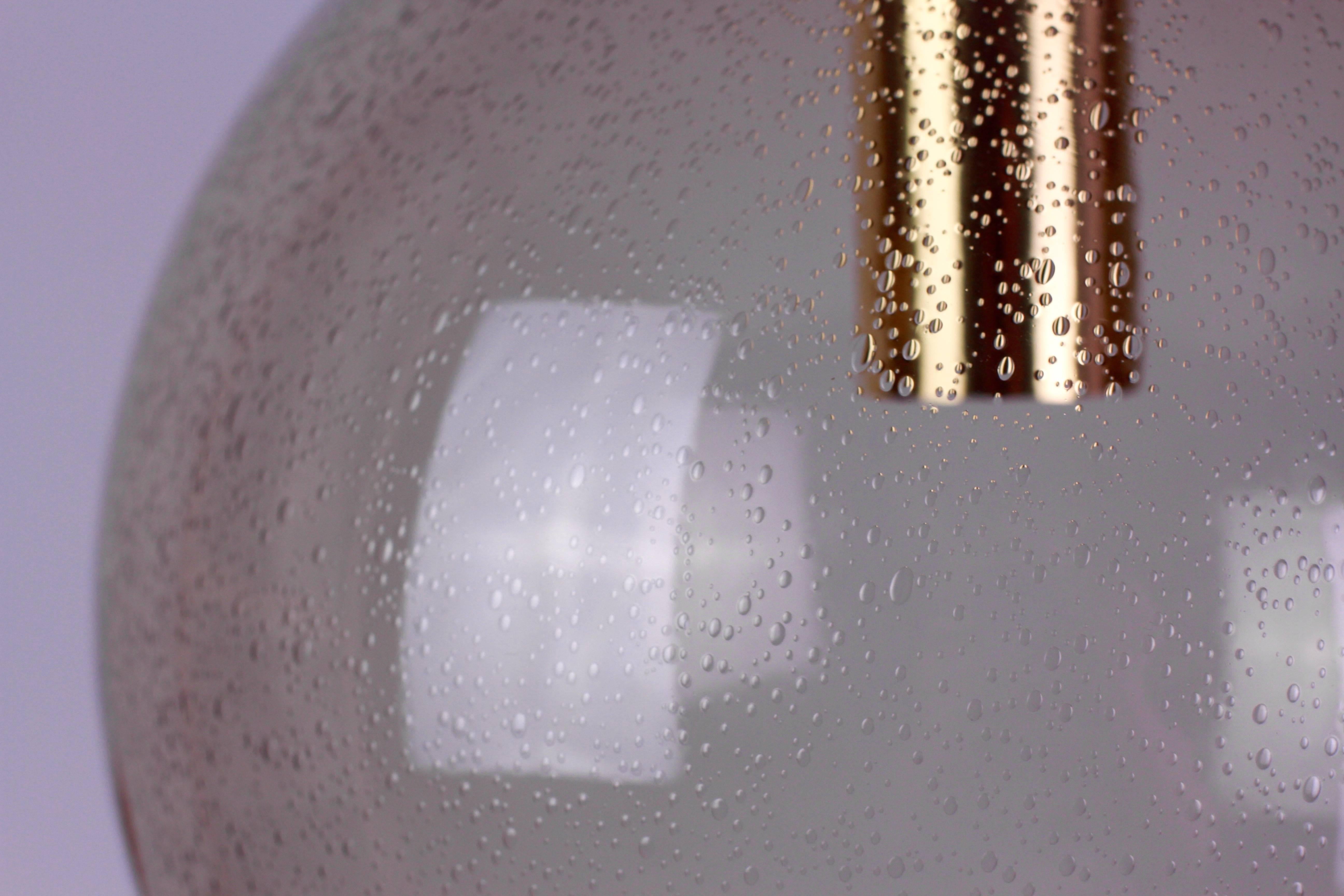 Moulé 1 de 2 Vintage Spherical Smoked Glass Globe Pendant Light by Glashütte Limburg en vente