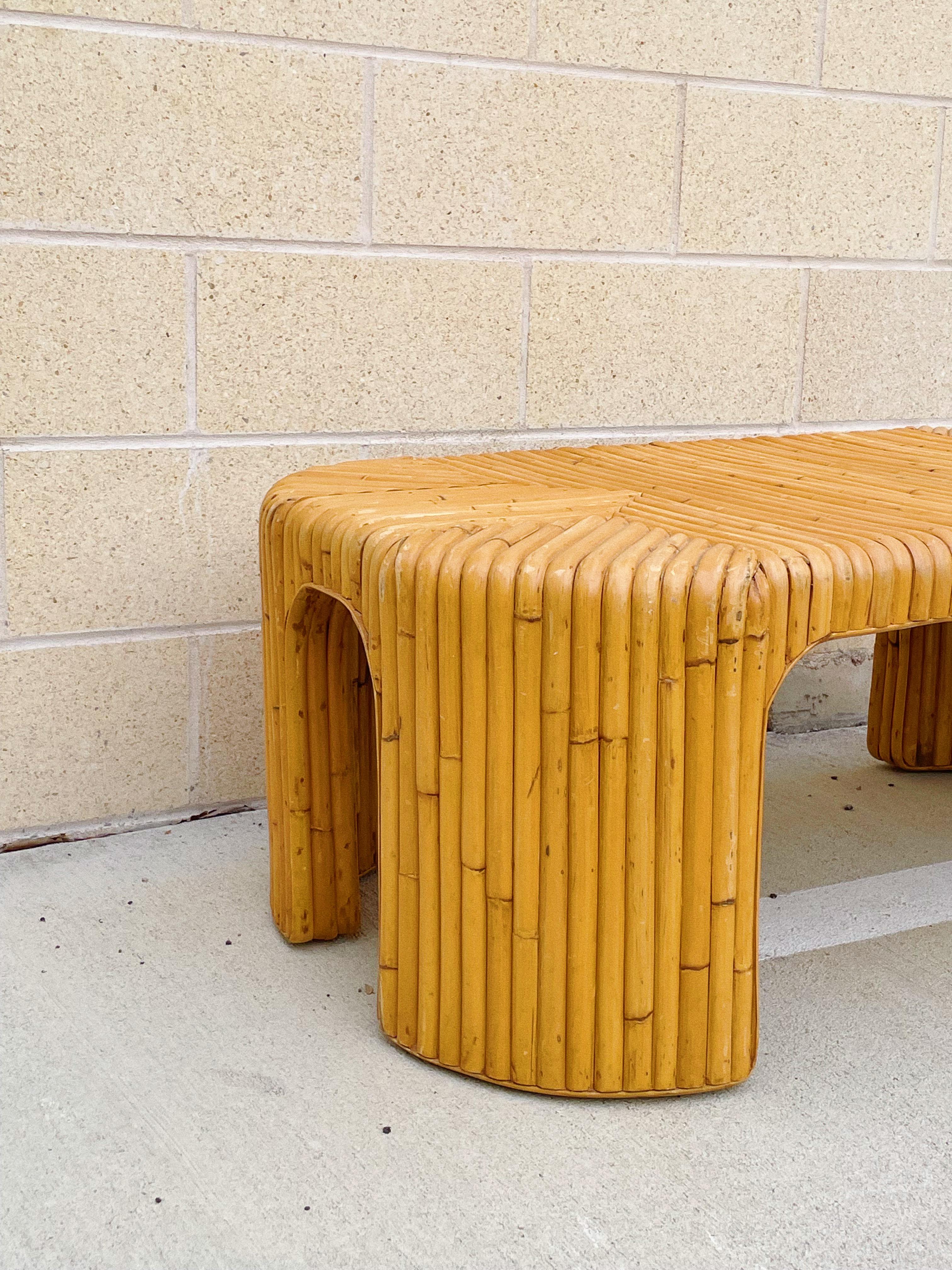 Postmoderne Table basse en bambou fendu vintage des années 1970 avec bord en cascade en vente