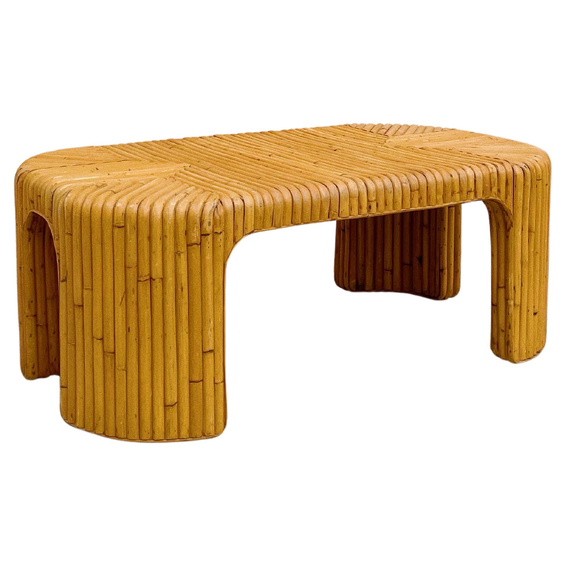 Table basse en bambou fendu vintage des années 1970 avec bord en cascade en vente
